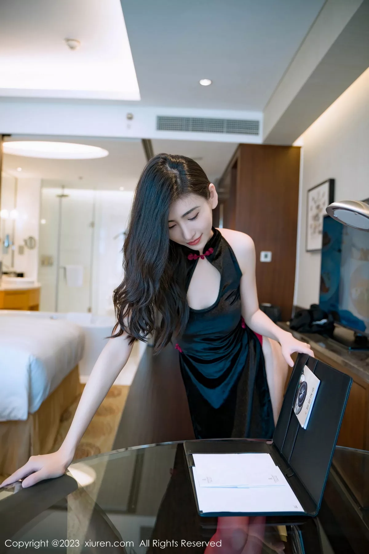 秀人集.com_[XiuRen秀人网]No.7128_模特章芃芃性感黑色情趣旗袍配红丝吊袜秀翘臀美腿撩人诱惑写真73P