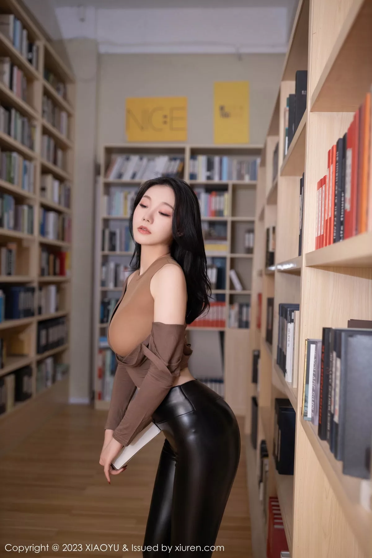 秀人集.com_[XiuRen秀人网]No.7133_模特安然anran性感咖啡色上衣配黑色皮长裤秀完美身材诱惑写真80P