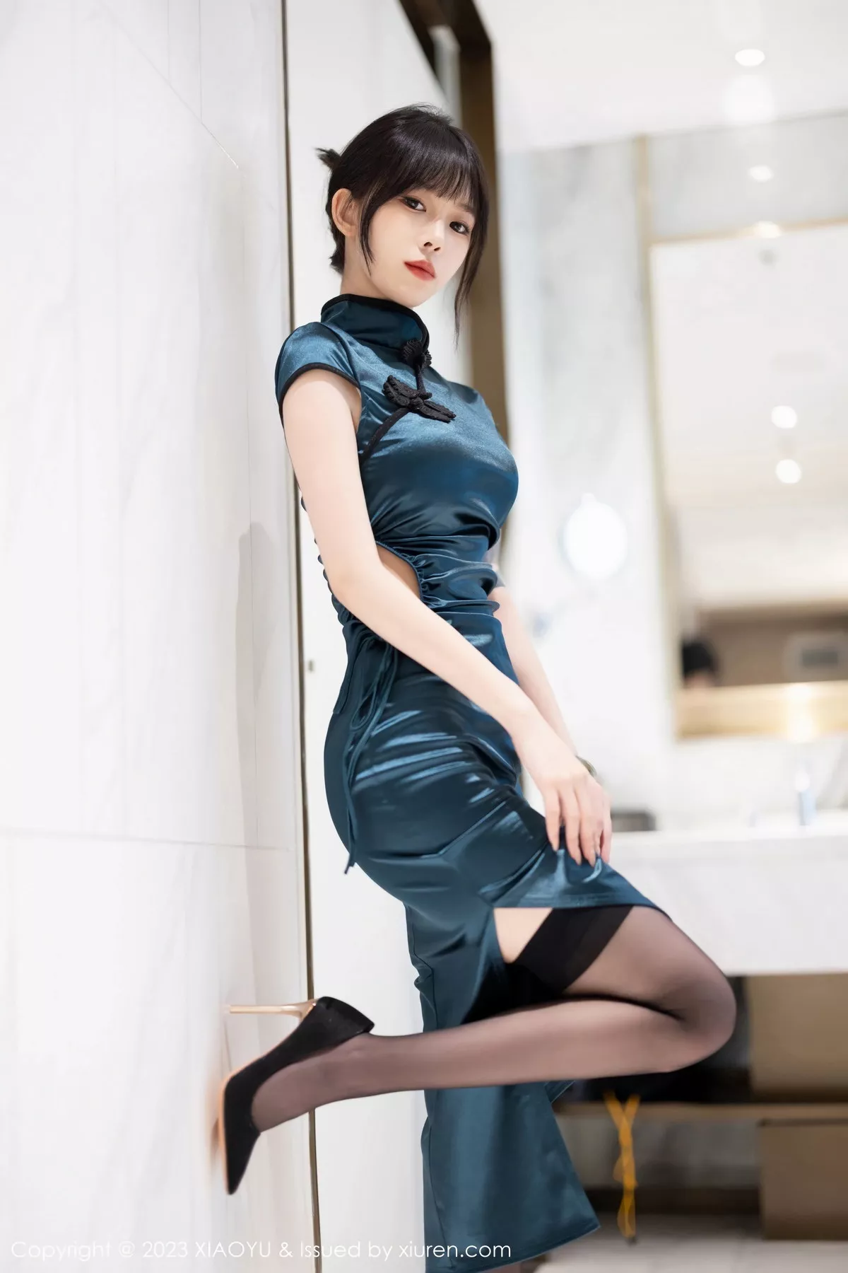 秀人集.com_[XiaoYu画语界]Vol.1077_模特奶瓶脱性感深蓝色旗袍露黑色蕾丝内衣秀苗条身姿诱惑写真83P