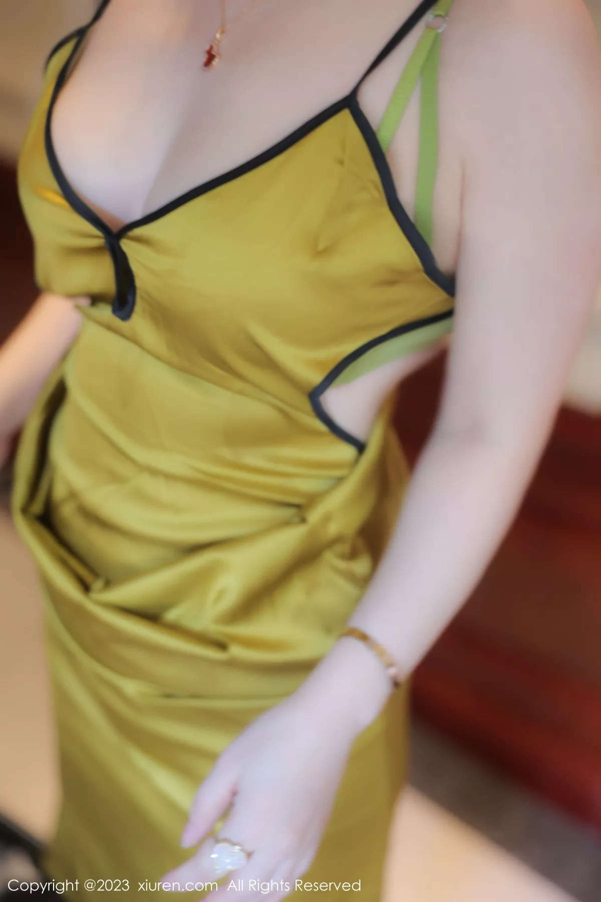 秀人集.com_[XiuRen秀人网]No.7302_模特诗诗kiki性感黄色吊带裙配原色丝袜秀惹火身材完美诱惑写真83P