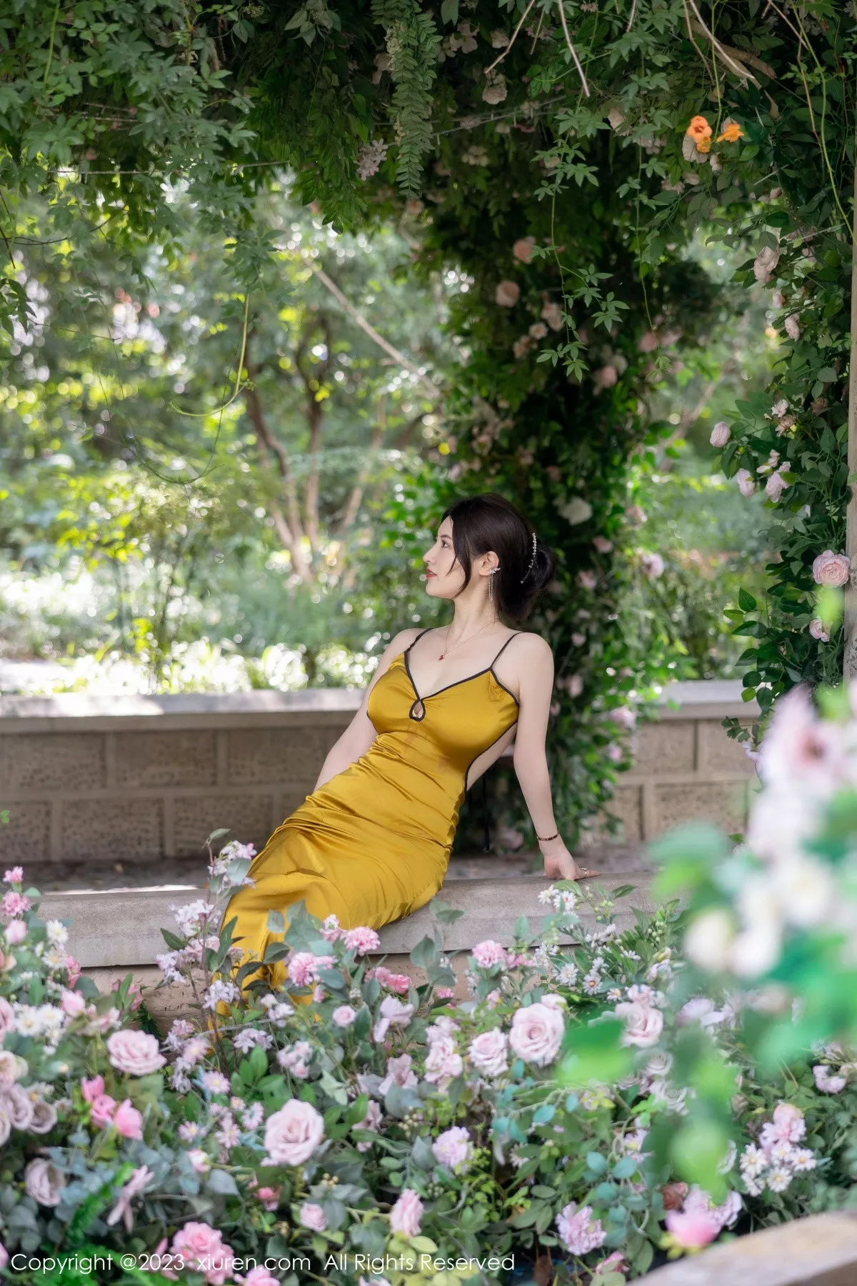 秀人集.com_[XiuRen秀人网]No.7302_模特诗诗kiki性感黄色吊带裙配原色丝袜秀惹火身材完美诱惑写真83P