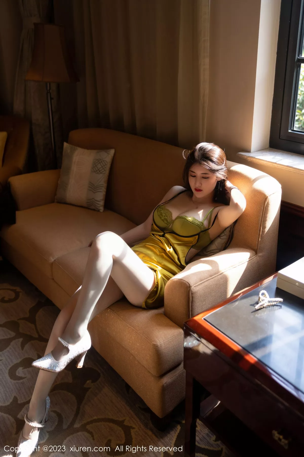 秀人集.com_[XiuRen秀人网]No.7302_模特诗诗kiki性感黄色吊带裙配原色丝袜秀惹火身材完美诱惑写真83P