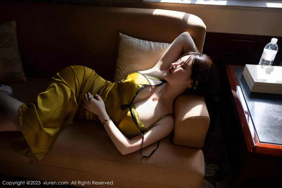 秀人集.com_[XiuRen秀人网]No.7302_模特诗诗kiki性感黄色吊带裙配原色丝袜秀惹火身材完美诱惑写真83P