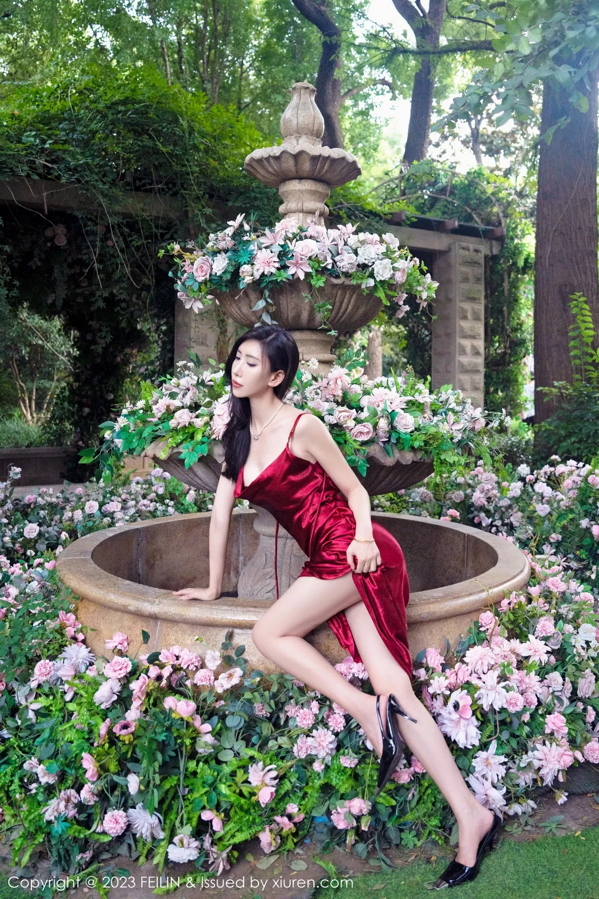 秀人集.com_[FeiLin嗲囡囡]VOL.467_模特章芃芃性感红色吊带裙配超薄黑丝裤袜秀曼妙身姿诱惑写真71P