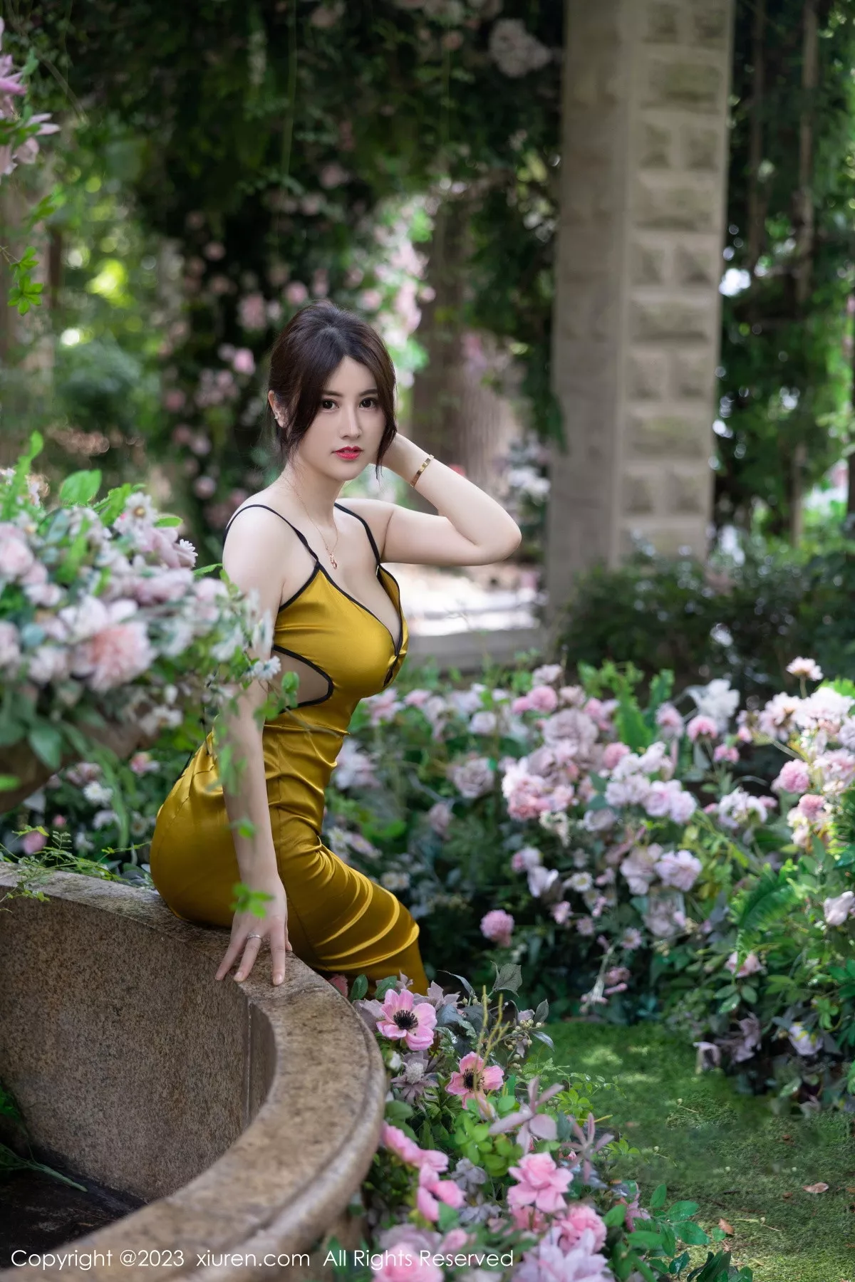 秀人集.com_[XiuRen秀人网]No.7302_模特诗诗kiki性感黄色吊带裙配原色丝袜秀惹火身材完美诱惑写真83P