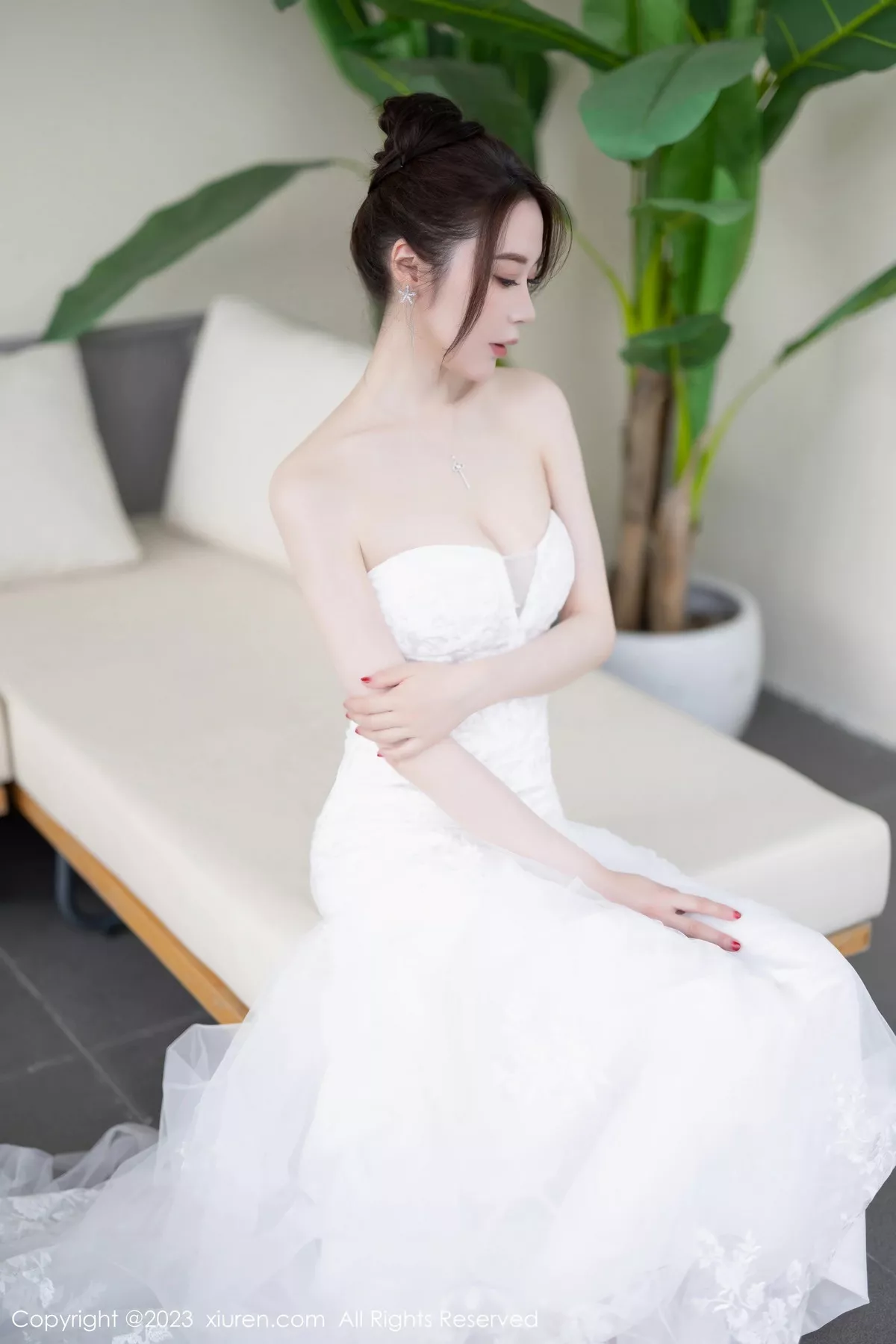 秀人集.com_[XiuRen秀人网]No.7310_模特梦心玥安吉旅拍性感白色婚纱服饰半脱秀曼妙身姿诱惑写真83P