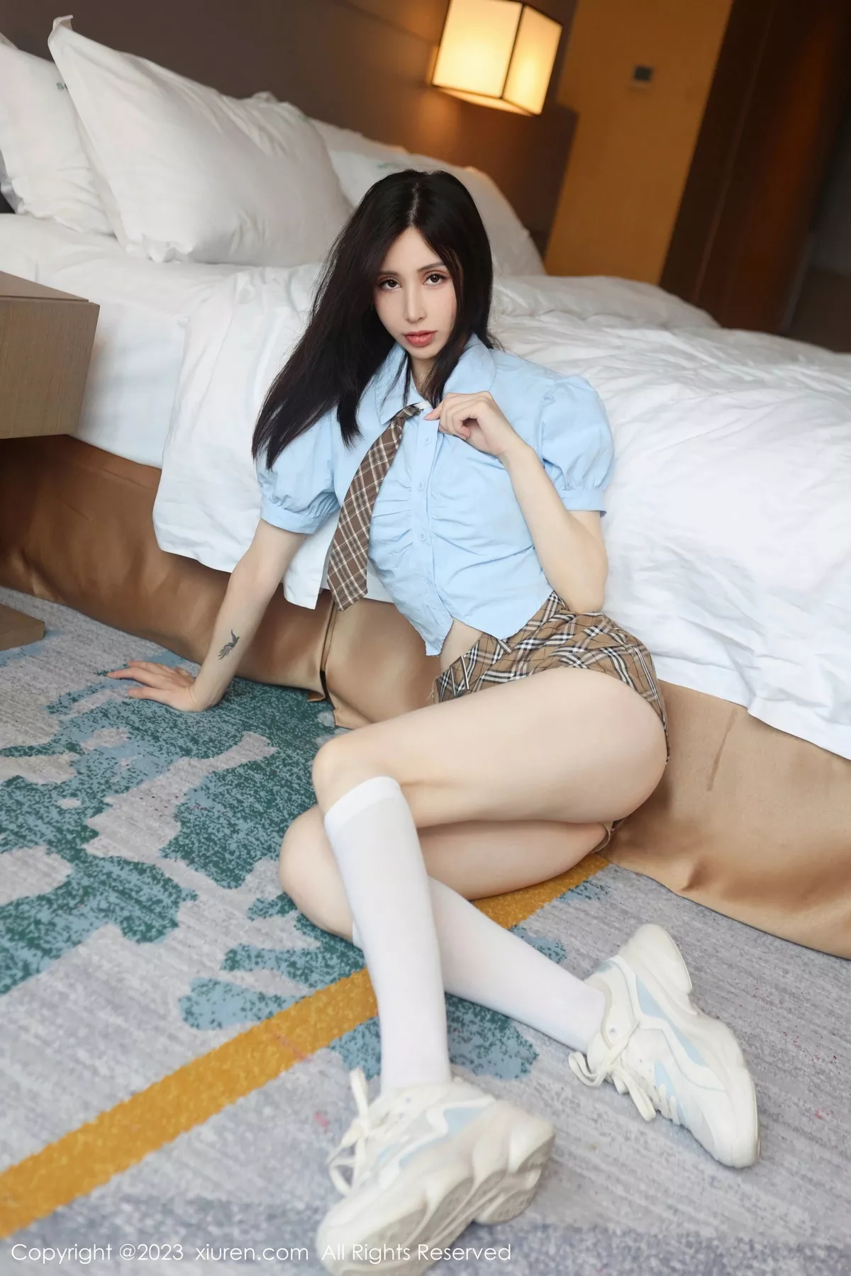 秀人集.com_[XiuRen秀人网]No.7306_模特曼柔脱淡蓝上衣露性感蓝色蕾丝内衣配白丝袜迷人诱惑写真82P