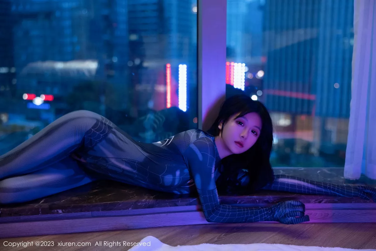 秀人集.com_[XiuRen秀人网]No.7326_模特幼幼暗色灯光下性感银灰蜘蛛侠服紧身秀完美身材诱惑写真77P