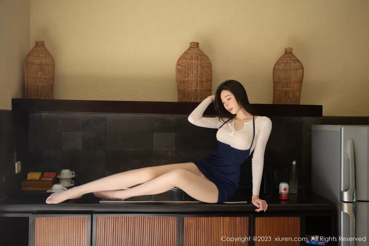 秀人集.com_[XiuRen秀人网]No.7322_模特是小逗逗性感白色上衣配蓝色短裙超薄肉丝秀美腿诱惑写真88P