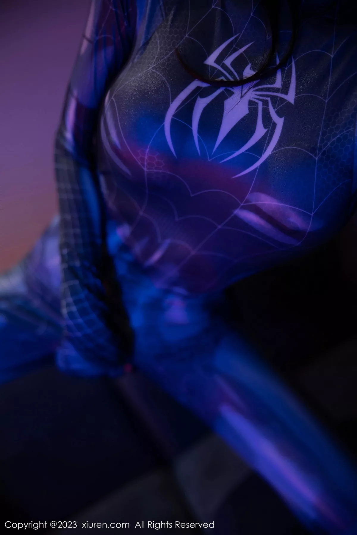 秀人集.com_[XiuRen秀人网]No.7326_模特幼幼暗色灯光下性感银灰蜘蛛侠服紧身秀完美身材诱惑写真77P