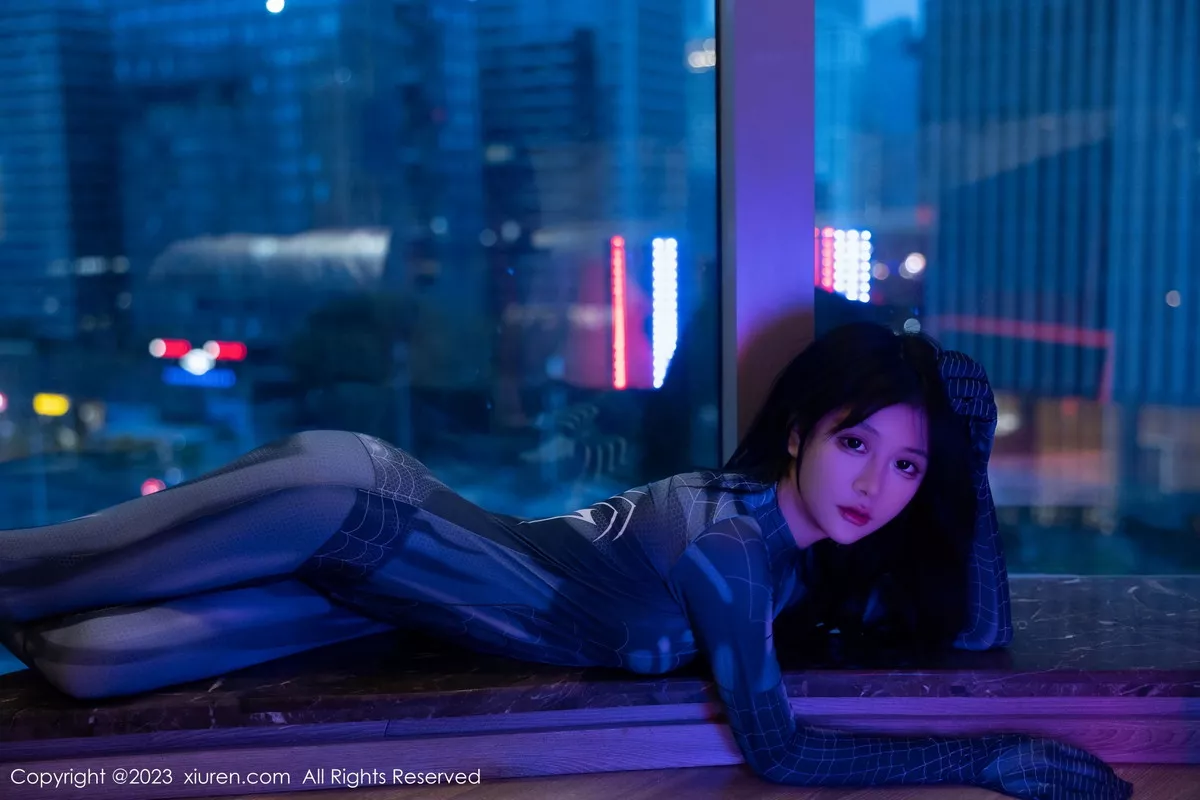 秀人集.com_[XiuRen秀人网]No.7326_模特幼幼暗色灯光下性感银灰蜘蛛侠服紧身秀完美身材诱惑写真77P
