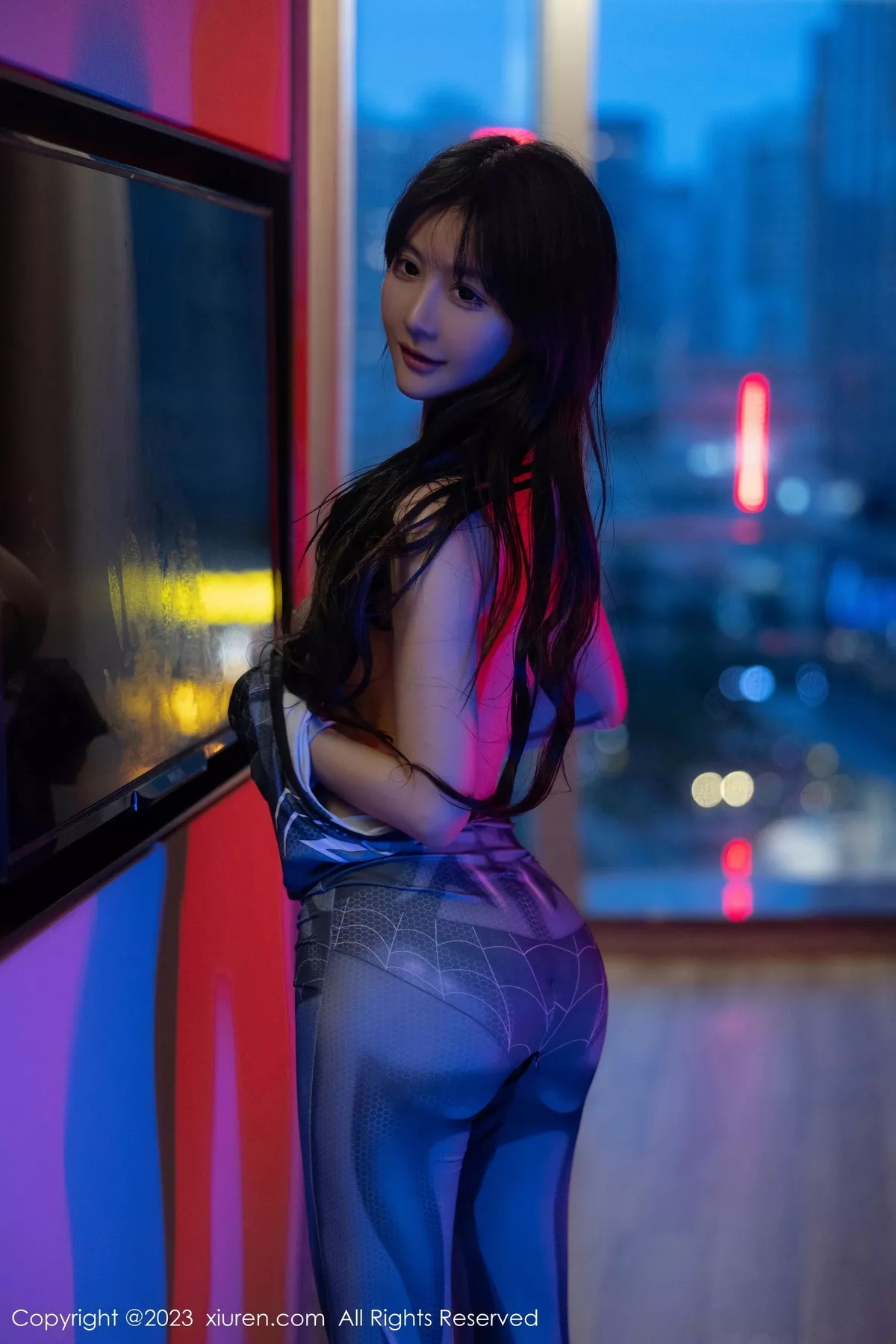 秀人集.com_[XiuRen秀人网]No.7326_模特幼幼暗色灯光下性感银灰蜘蛛侠服紧身秀完美身材诱惑写真77P