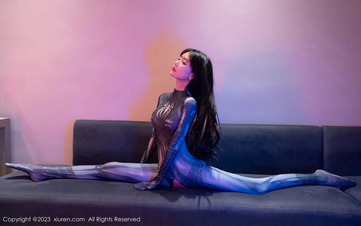 秀人集.com_[XiuRen秀人网]No.7326_模特幼幼暗色灯光下性感银灰蜘蛛侠服紧身秀完美身材诱惑写真77P