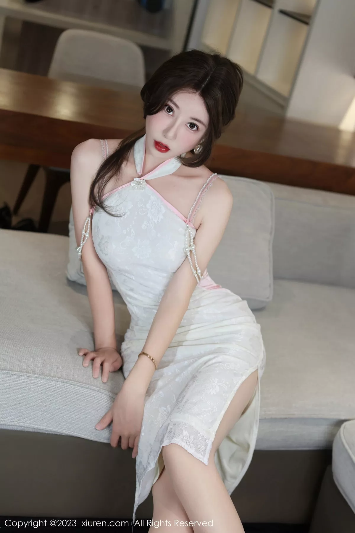 秀人集.com_[XiuRen秀人网]No.7334_新人模特白笑笑白色旗袍露薄纱内衣配超薄肉丝秀美腿诱惑写真80P