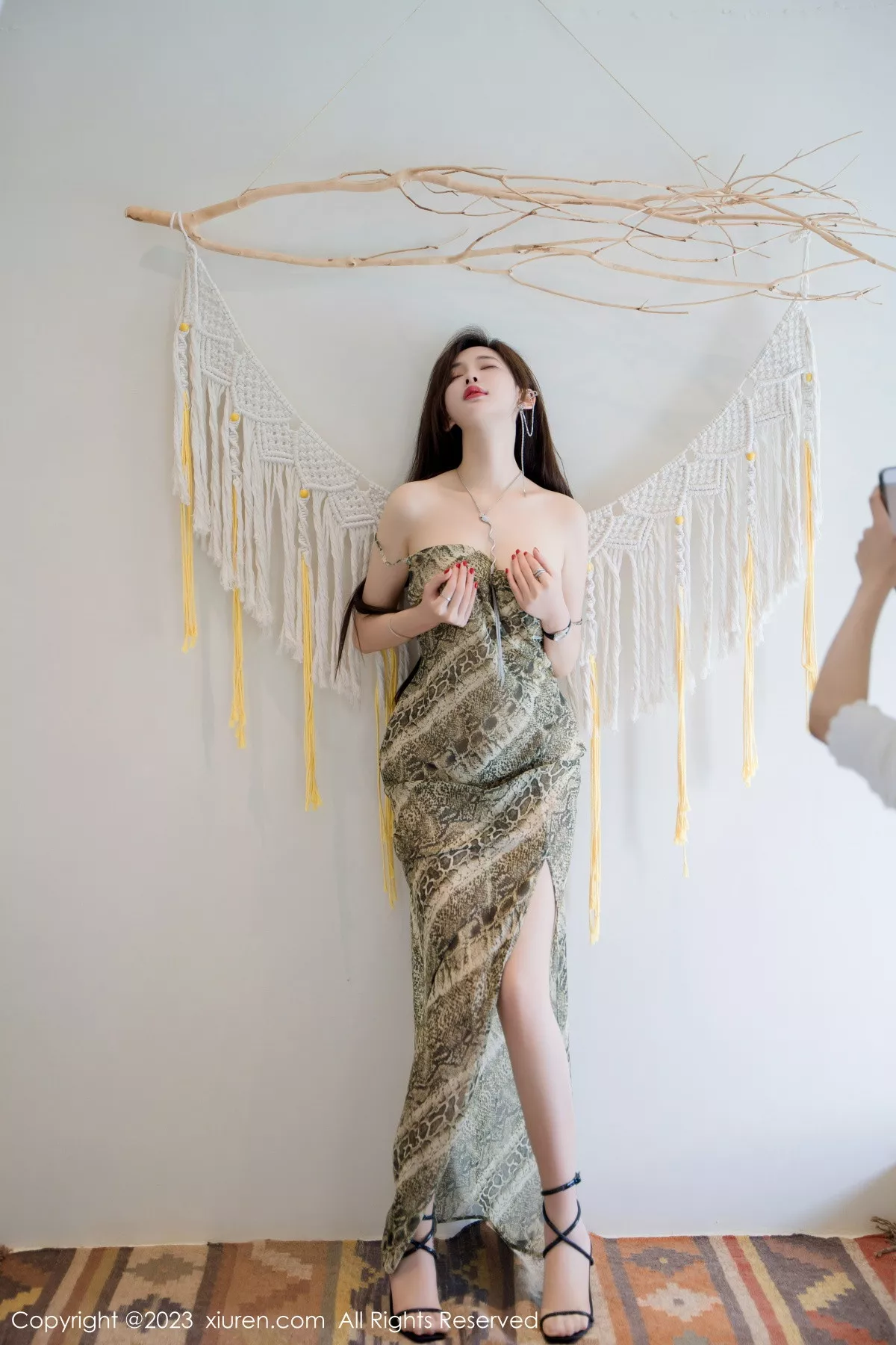 秀人集.com_[XiuRen秀人网]No.7339_女神Carol周妍希性感蛇纹吊带裙配原色丝袜秀完美身材诱惑写真85P