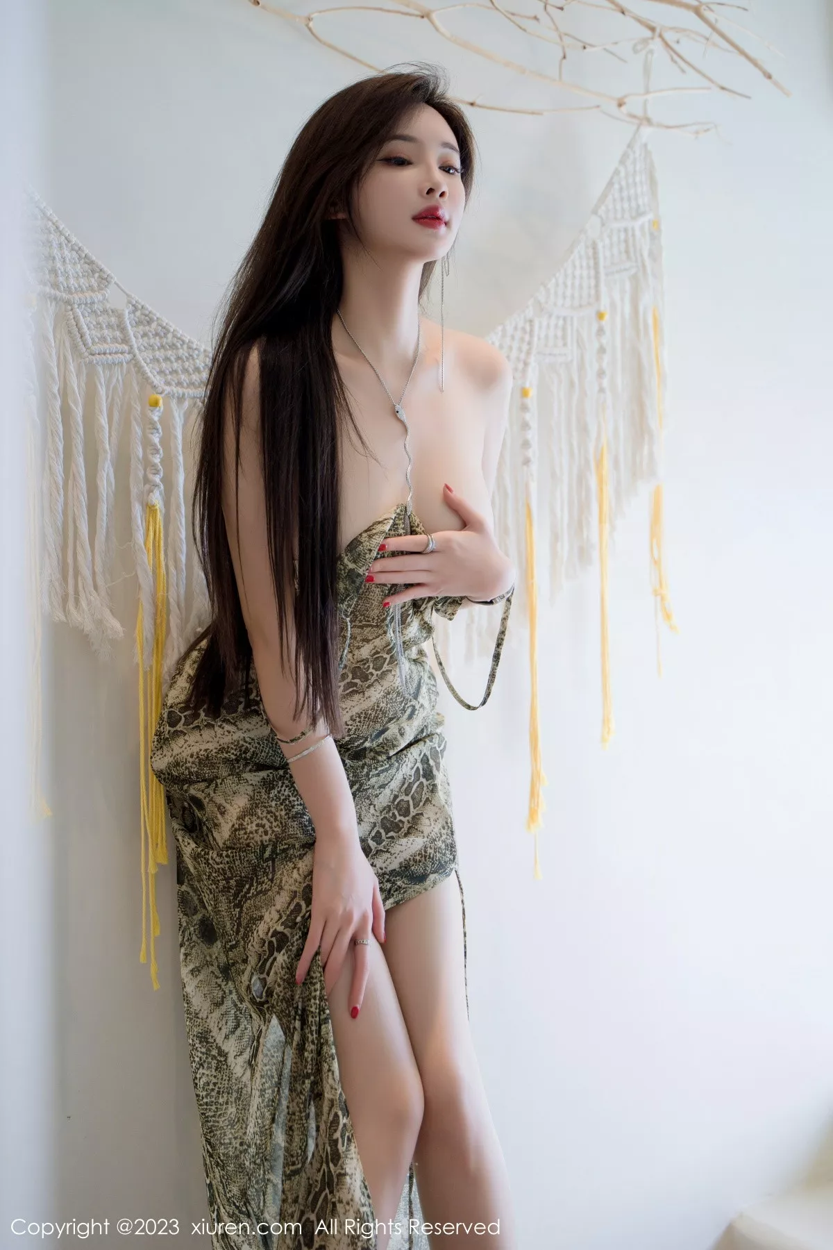 秀人集.com_[XiuRen秀人网]No.7339_女神Carol周妍希性感蛇纹吊带裙配原色丝袜秀完美身材诱惑写真85P