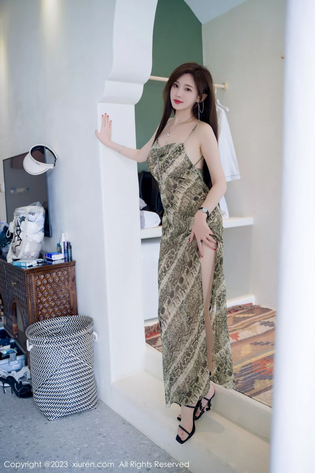 秀人集.com_[XiuRen秀人网]No.7339_女神Carol周妍希性感蛇纹吊带裙配原色丝袜秀完美身材诱惑写真85P