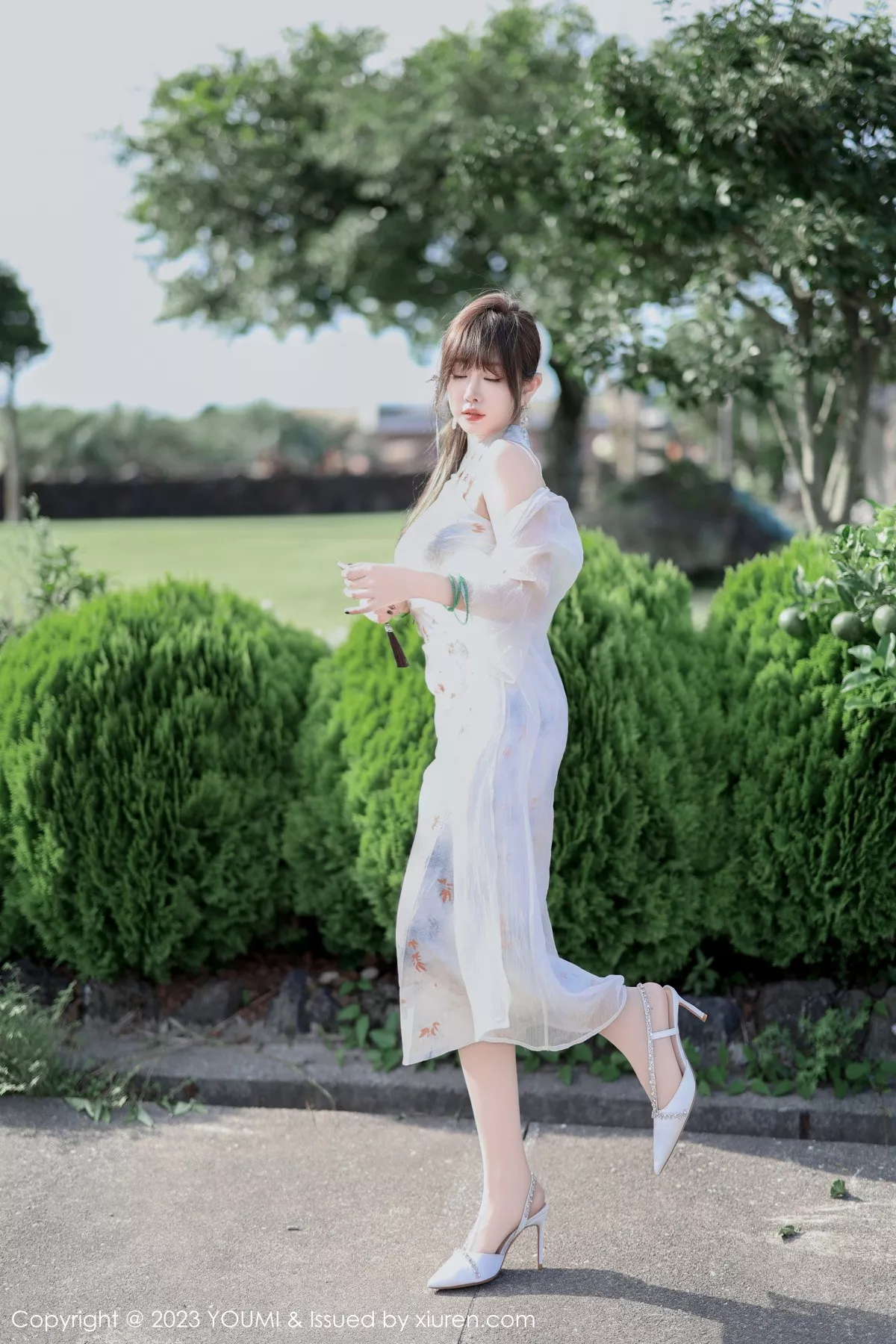 秀人集.com_[YouMi尤蜜荟]Vol.983_女神王雨纯性感浅色长款旗袍露白色内衣配肉丝袜完美诱惑写真79P