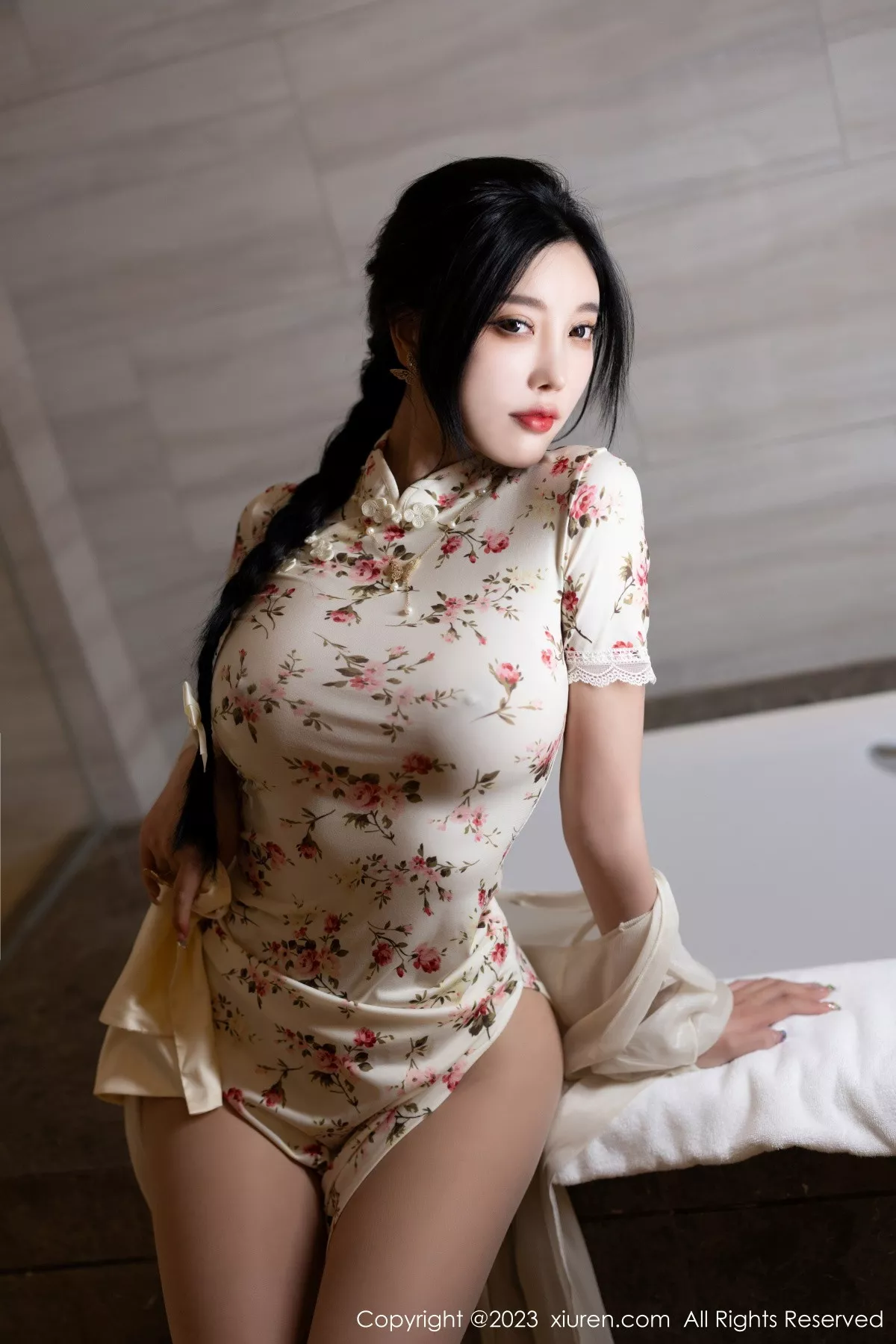 秀人集.com_[XiuRen秀人网]No.7363_女神杨晨晨Yome性感米色长旗袍配开档肉丝秀丰腴身材诱惑写真86P