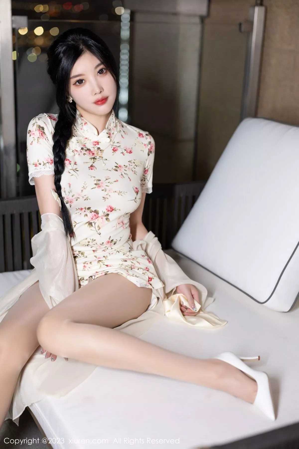 秀人集.com_[XiuRen秀人网]No.7363_女神杨晨晨Yome性感米色长旗袍配开档肉丝秀丰腴身材诱惑写真86P