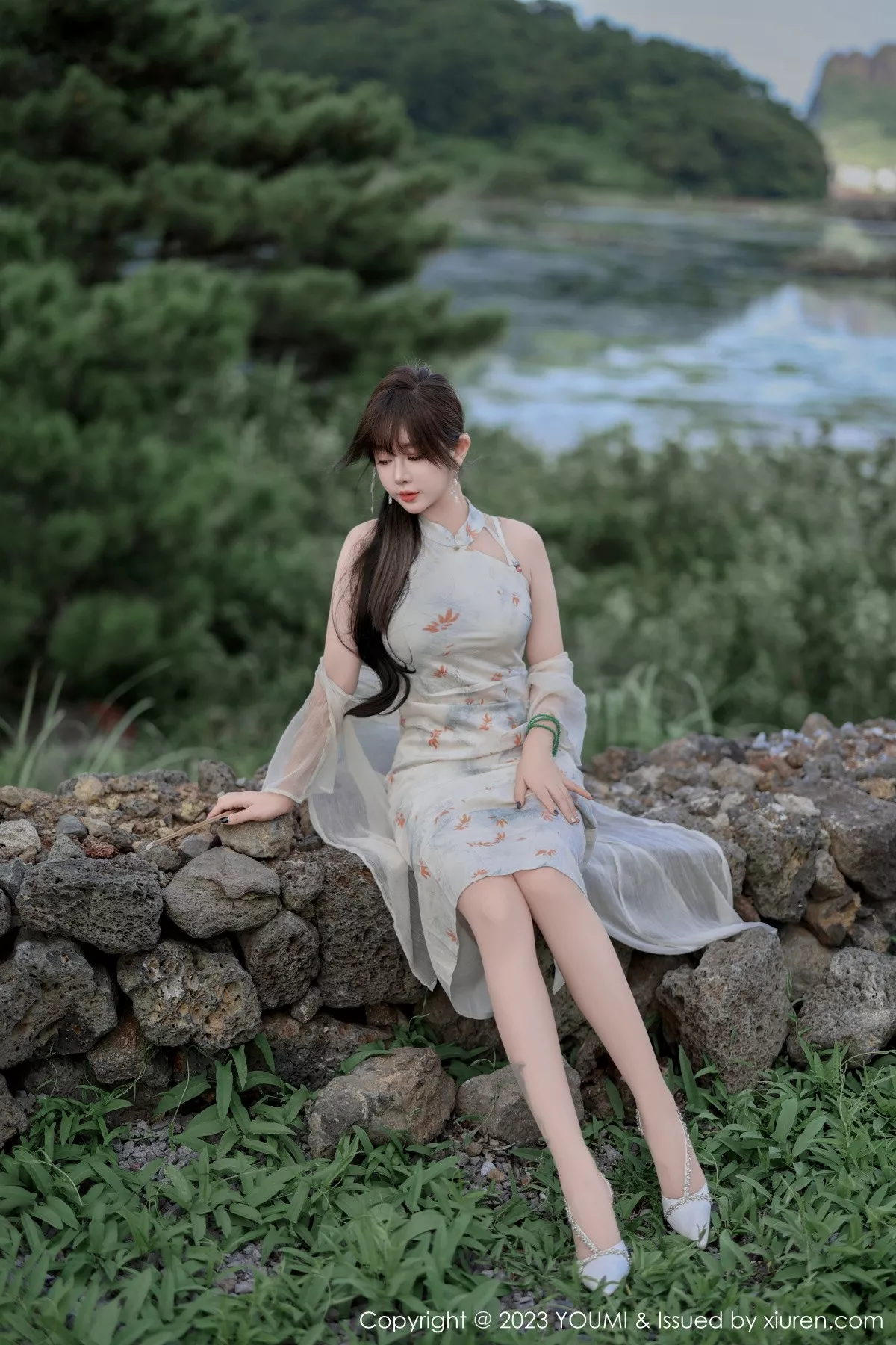 秀人集.com_[YouMi尤蜜荟]Vol.983_女神王雨纯性感浅色长款旗袍露白色内衣配肉丝袜完美诱惑写真79P