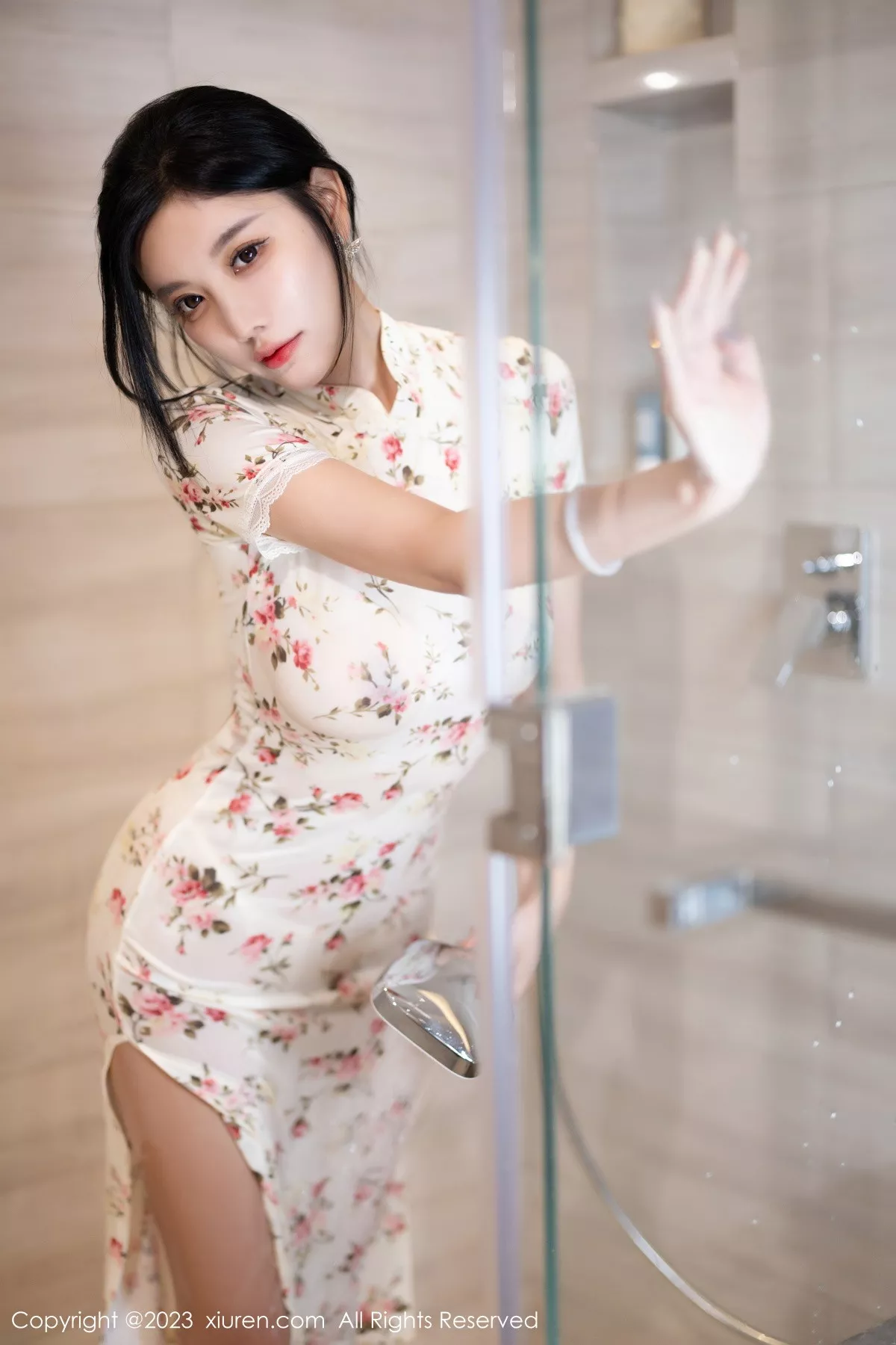 秀人集.com_[XiuRen秀人网]No.7363_女神杨晨晨Yome性感米色长旗袍配开档肉丝秀丰腴身材诱惑写真86P