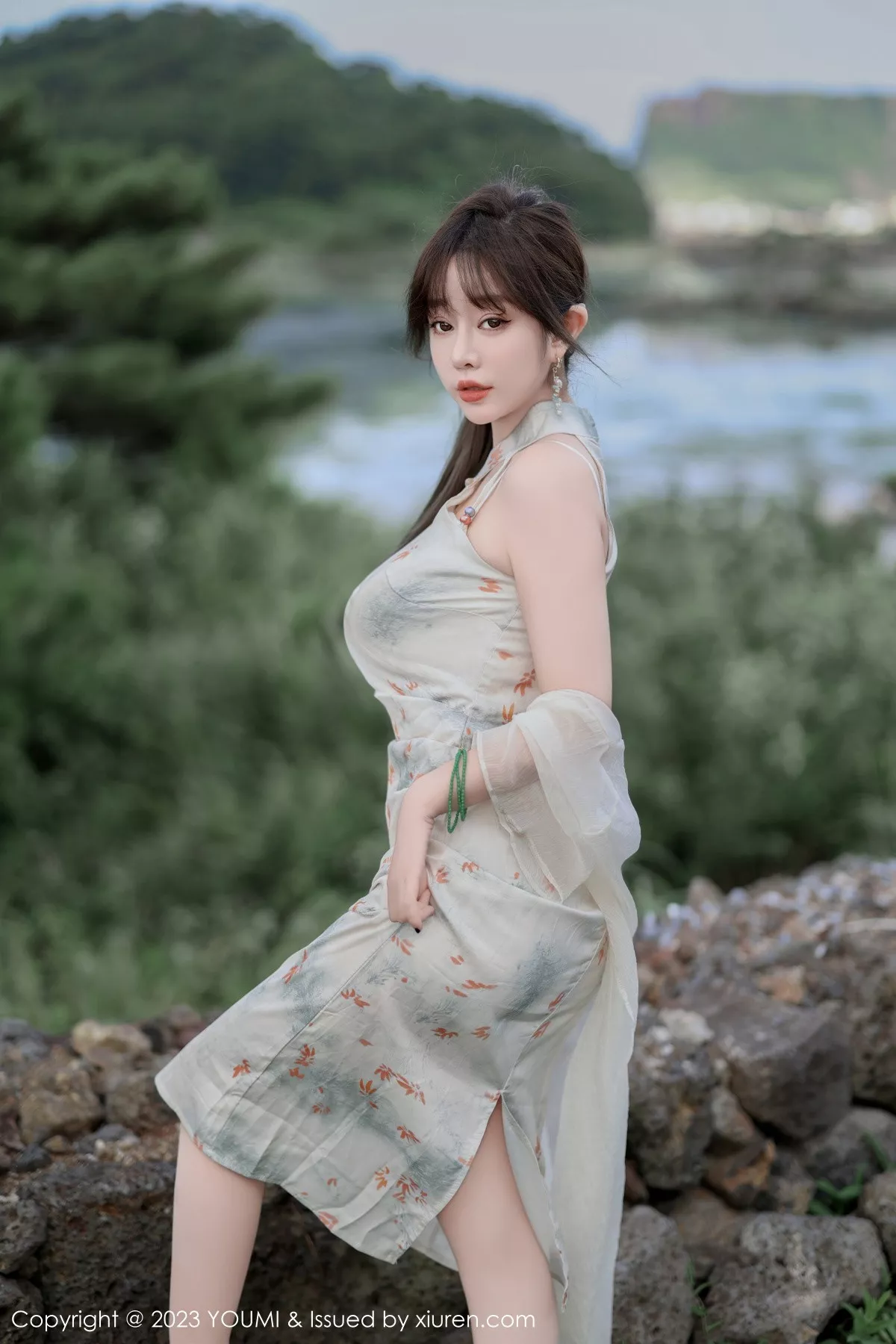 秀人集.com_[YouMi尤蜜荟]Vol.983_女神王雨纯性感浅色长款旗袍露白色内衣配肉丝袜完美诱惑写真79P