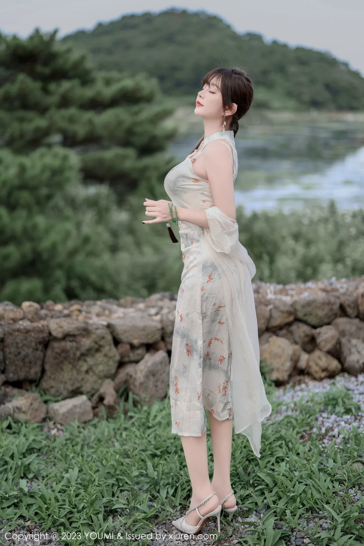 秀人集.com_[YouMi尤蜜荟]Vol.983_女神王雨纯性感浅色长款旗袍露白色内衣配肉丝袜完美诱惑写真79P