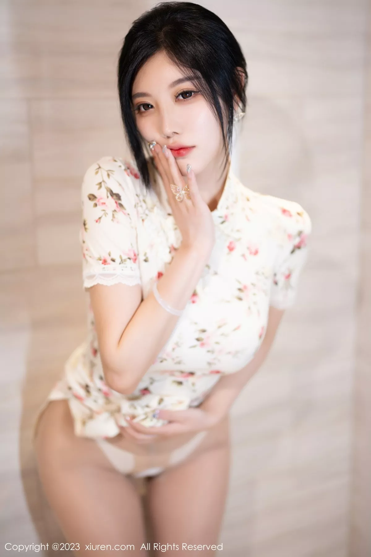 秀人集.com_[XiuRen秀人网]No.7363_女神杨晨晨Yome性感米色长旗袍配开档肉丝秀丰腴身材诱惑写真86P