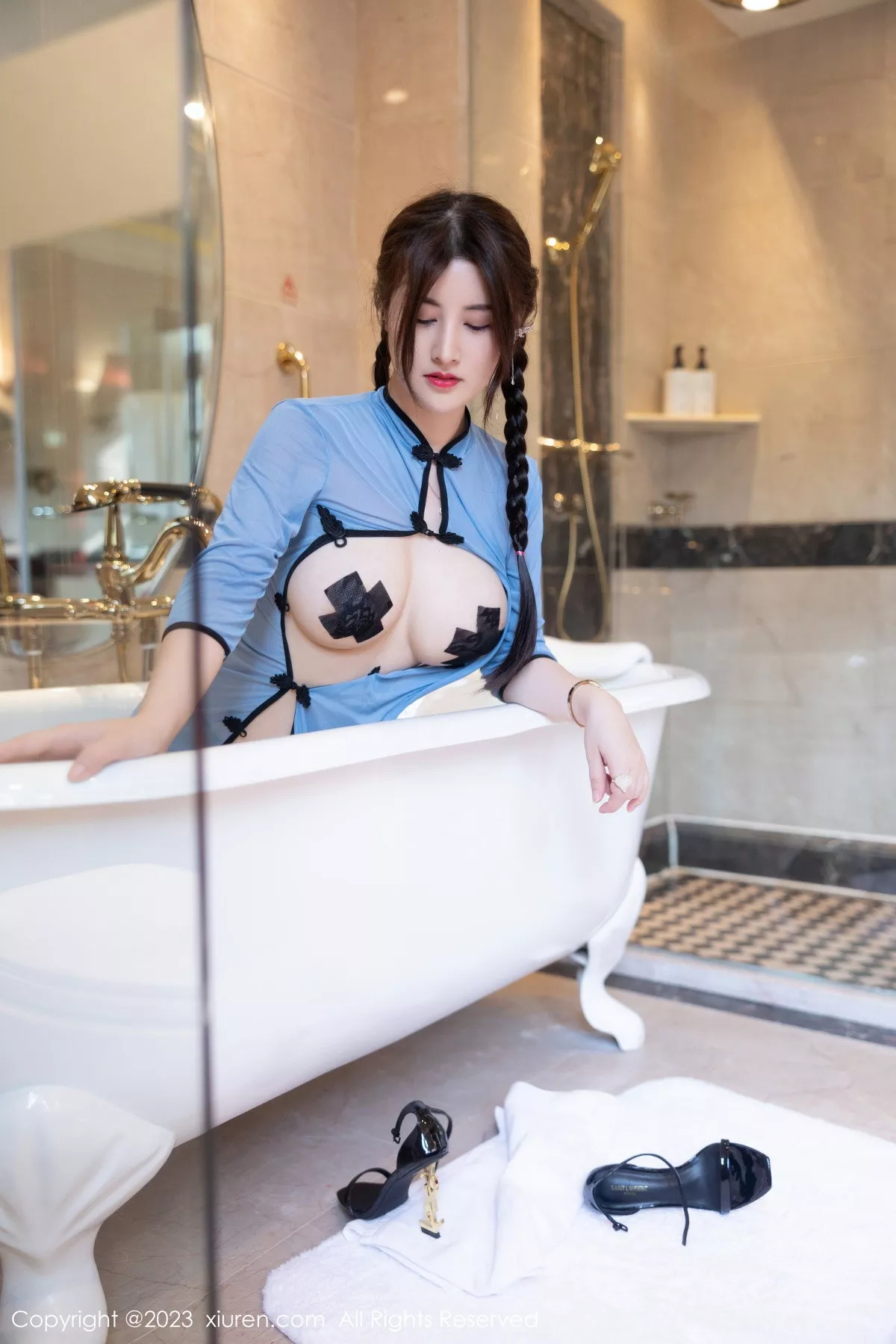 秀人集.com_[XiuRen秀人网]No.7357_模特诗诗kiki私房浴室性感蓝色轻透旗袍露豪乳遮点惹火诱惑写真84P