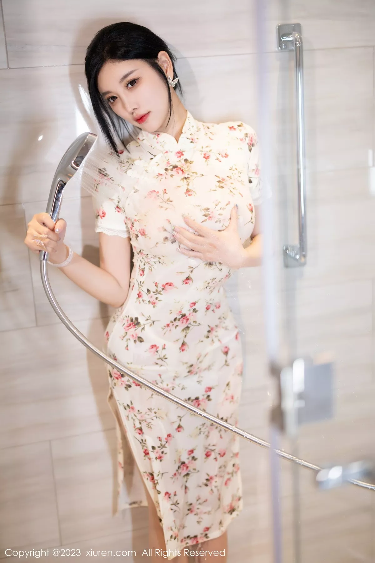 秀人集.com_[XiuRen秀人网]No.7363_女神杨晨晨Yome性感米色长旗袍配开档肉丝秀丰腴身材诱惑写真86P