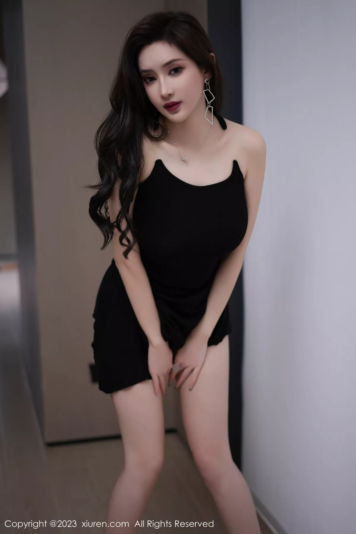 秀人集.com_[XiuRen秀人网]No.7367_女神Carol周妍希性感黑色吊带长裙半撩秀白嫩翘臀美腿诱惑写真72P