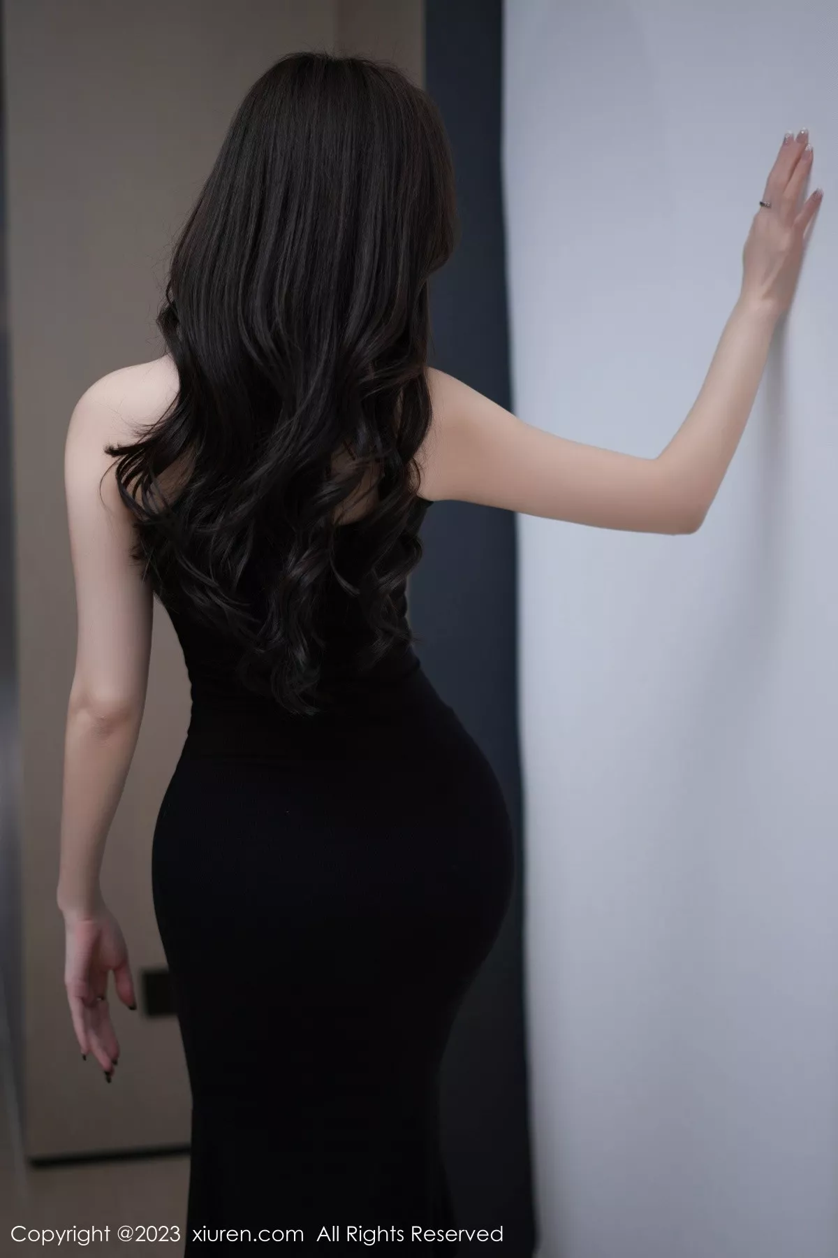 秀人集.com_[XiuRen秀人网]No.7367_女神Carol周妍希性感黑色吊带长裙半撩秀白嫩翘臀美腿诱惑写真72P