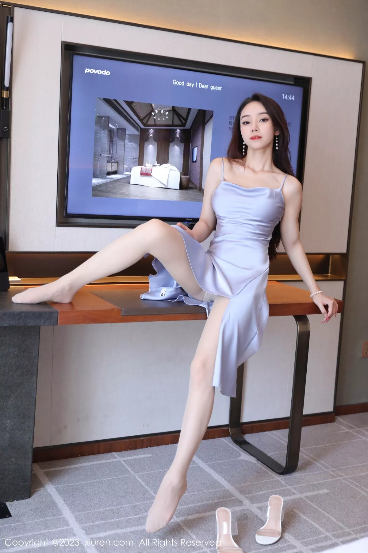 秀人集.com_[XiuRen秀人网]No.7365_模特苏曼兮性感蓝灰吊带裙配超薄无内肉丝秀惹火身材诱惑写真45P