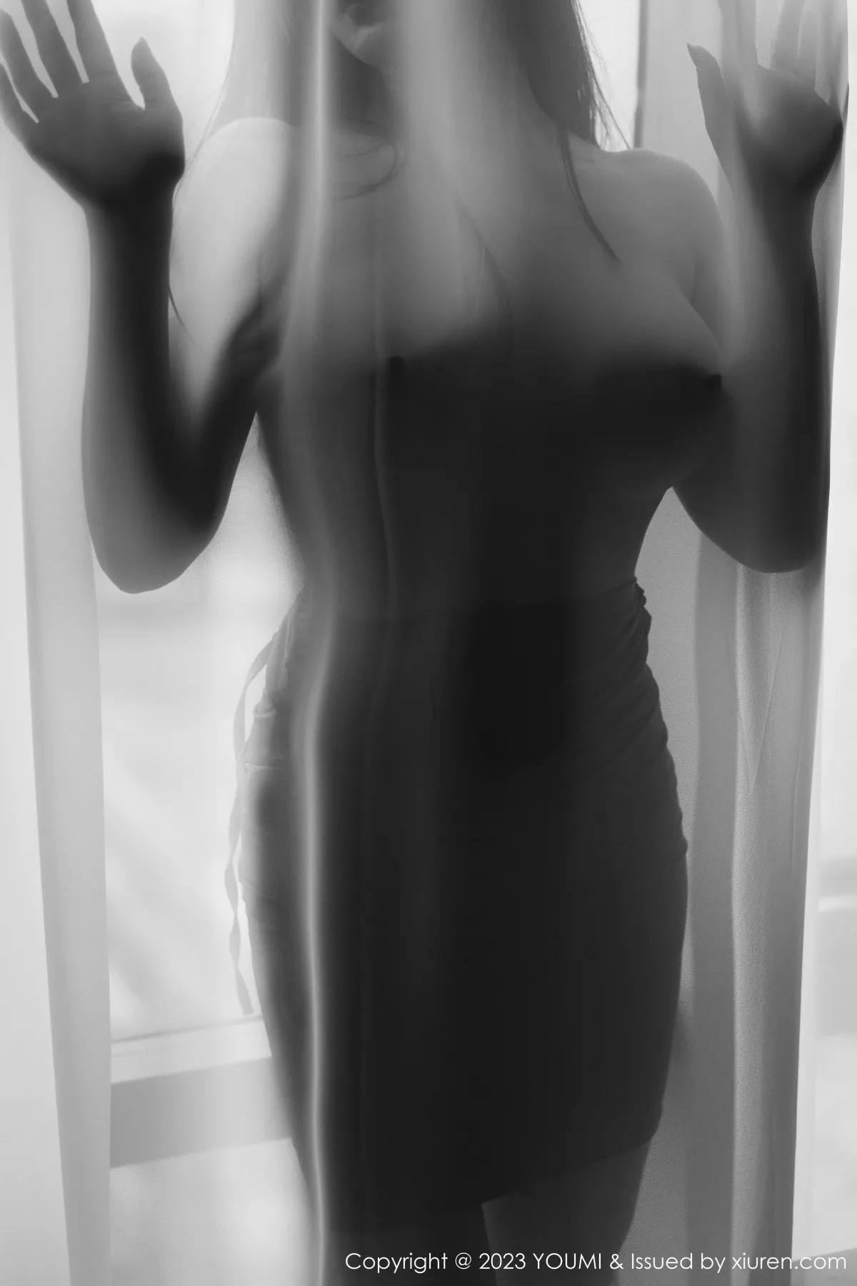 秀人集.com_[YouMi尤蜜荟]Vol.984_模特心妍小公主性感灰色露肩连衣长裙薄透秀凹凸身材诱惑写真54P