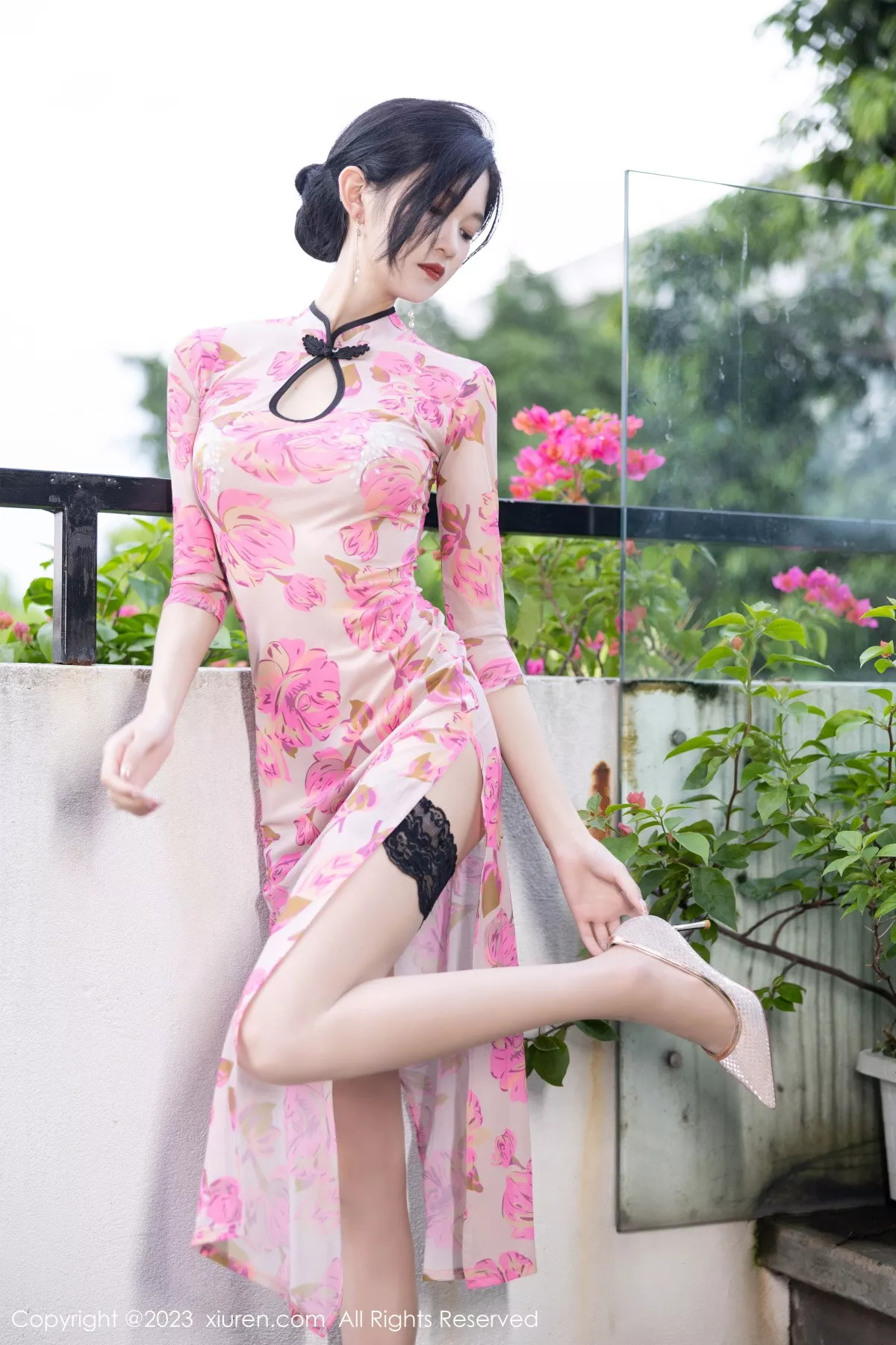 秀人集.com_[XiuRen秀人网]No.7388_模特程程程性感粉色旗袍服配原色丝袜半撩秀完美身材诱惑写真82P