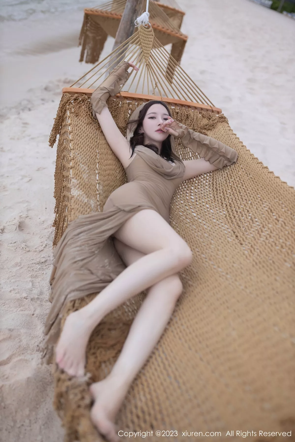 秀人集.com_[XiuRen秀人网]No.7288_模特鱼子酱Fish沙滩场景性感咖啡色连衣裙秀曼妙身姿诱惑写真77P