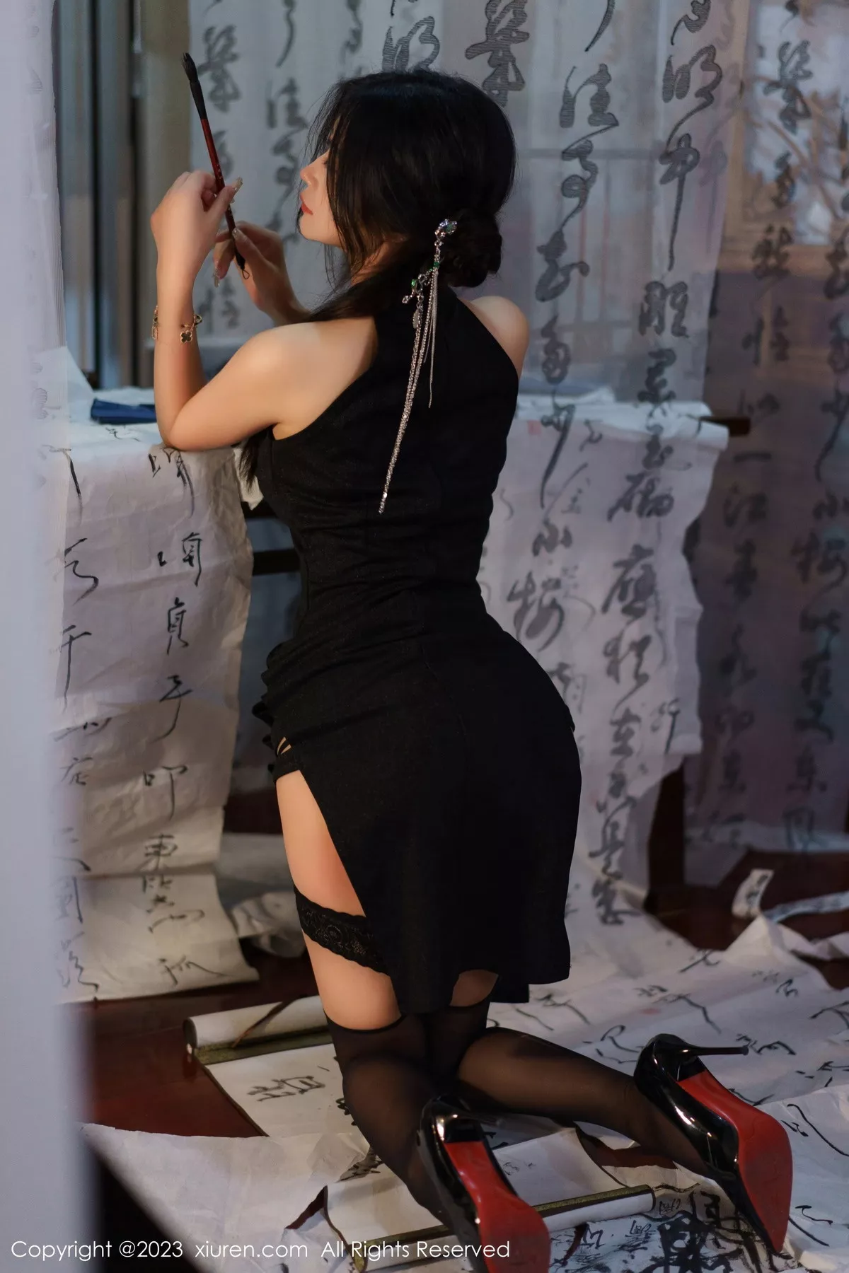 秀人集.com_[XiuRen秀人网]No.7284_模特laura阿姣性感黑色旗袍配黑色蕾丝吊袜秀曼妙身姿诱惑写真64P