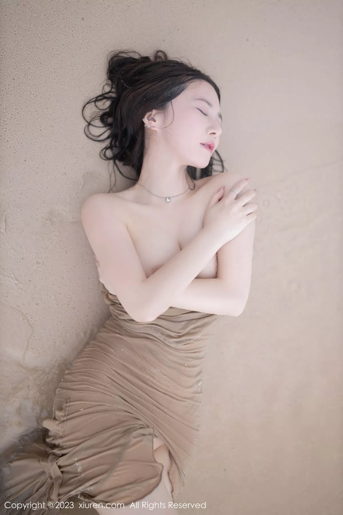 秀人集.com_[XiuRen秀人网]No.7288_模特鱼子酱Fish沙滩场景性感咖啡色连衣裙秀曼妙身姿诱惑写真77P