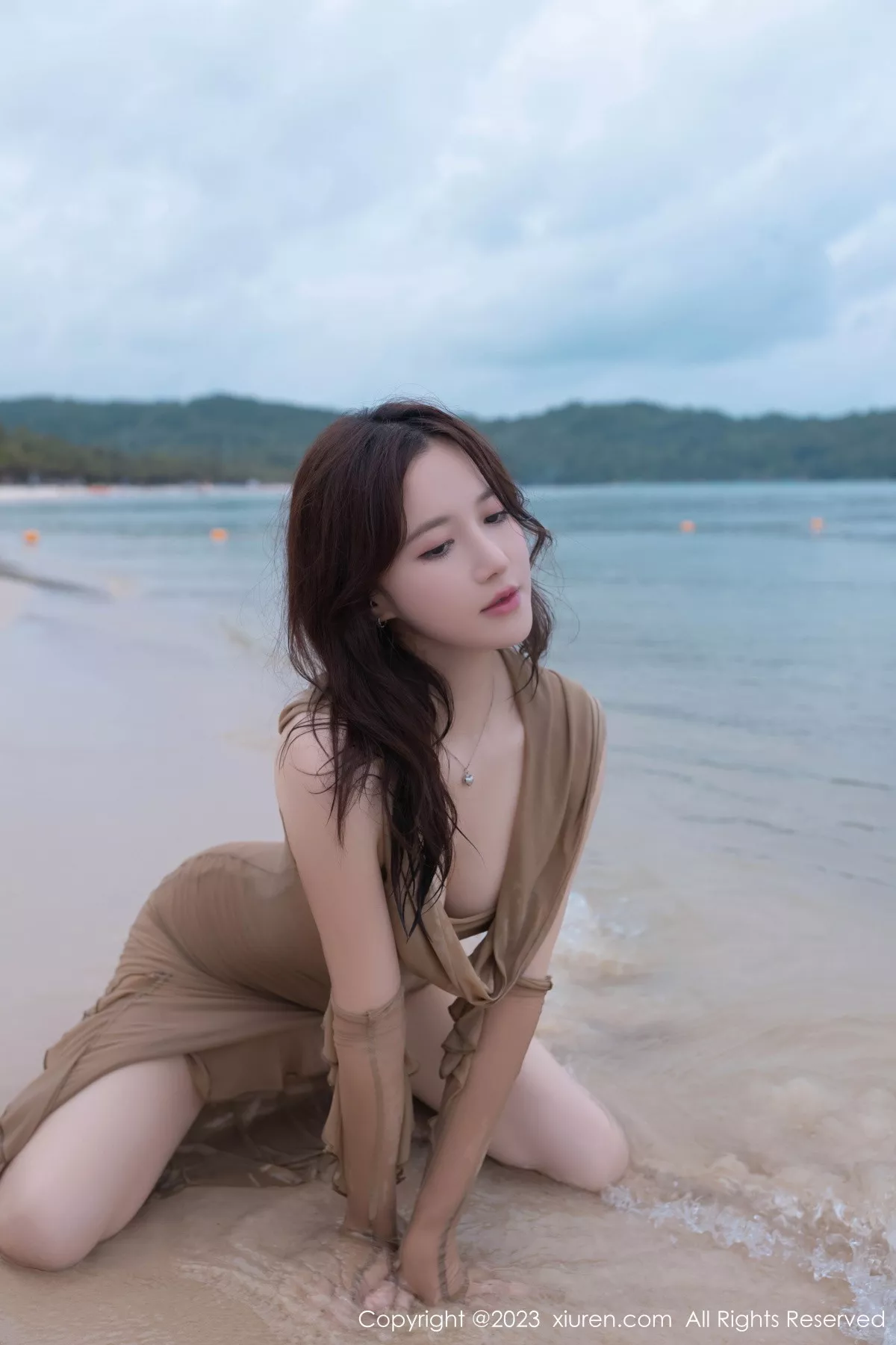 秀人集.com_[XiuRen秀人网]No.7288_模特鱼子酱Fish沙滩场景性感咖啡色连衣裙秀曼妙身姿诱惑写真77P