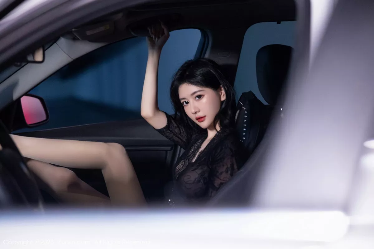 秀人集.com_[XiuRen秀人网]No.7431_女神幼幼车内场景黑色薄纱上衣配黑皮短裙露闪亮肉丝诱惑写真83P