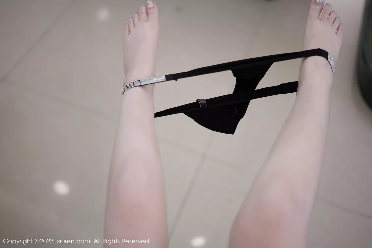 秀人集.com_[XiuRen秀人网]No.7427_女神妲己_Toxic性感黑色低胸礼裙半脱秀丰满身材撩人诱惑写真60P