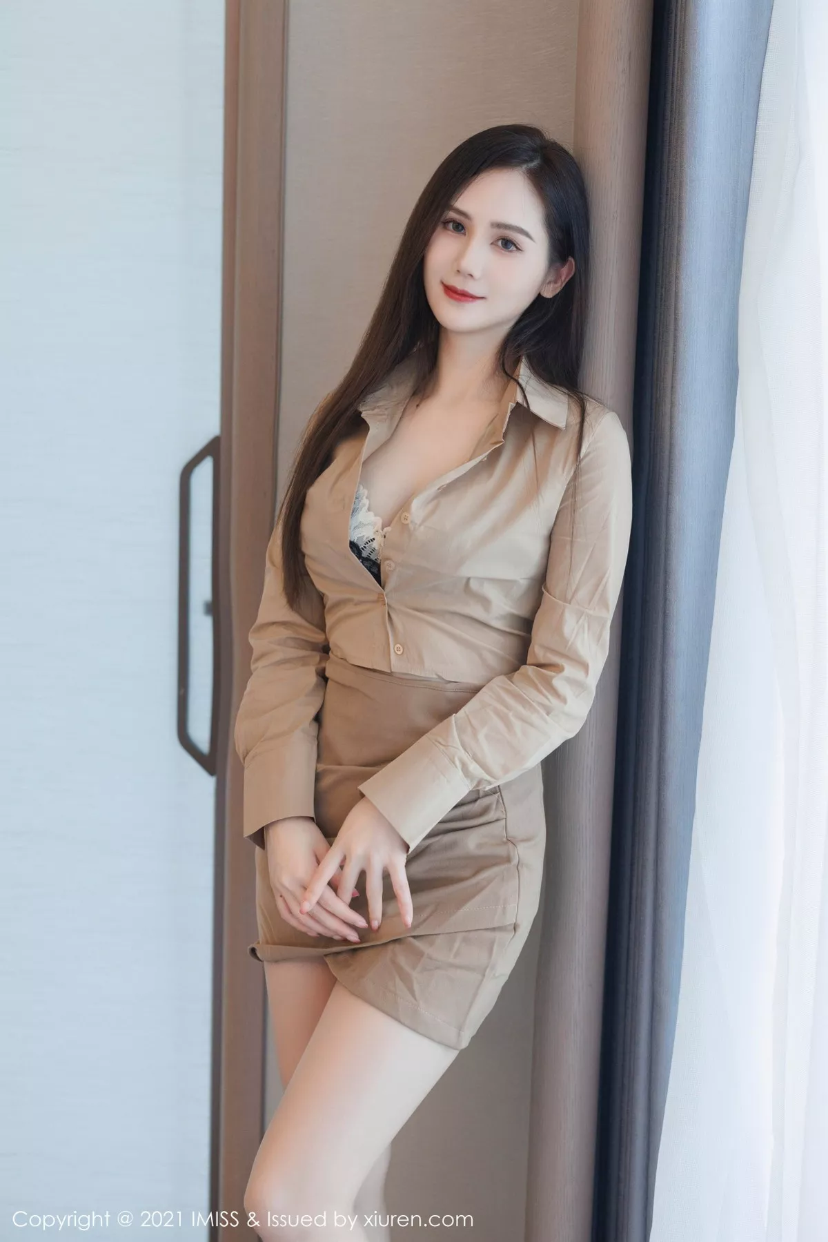 秀人集.com_[IMISS爱蜜社]Vol.754_气质女神SISY思杏色服饰配短裙露黑色内衣配原色丝袜性感写真35P