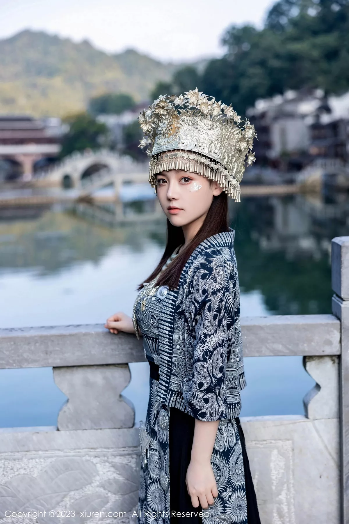 秀人集.com_[XiuRen秀人网]No.7448_模特豆瓣酱户外性感银饰苗族服饰半脱秀丰腴身材完美诱惑写真82P