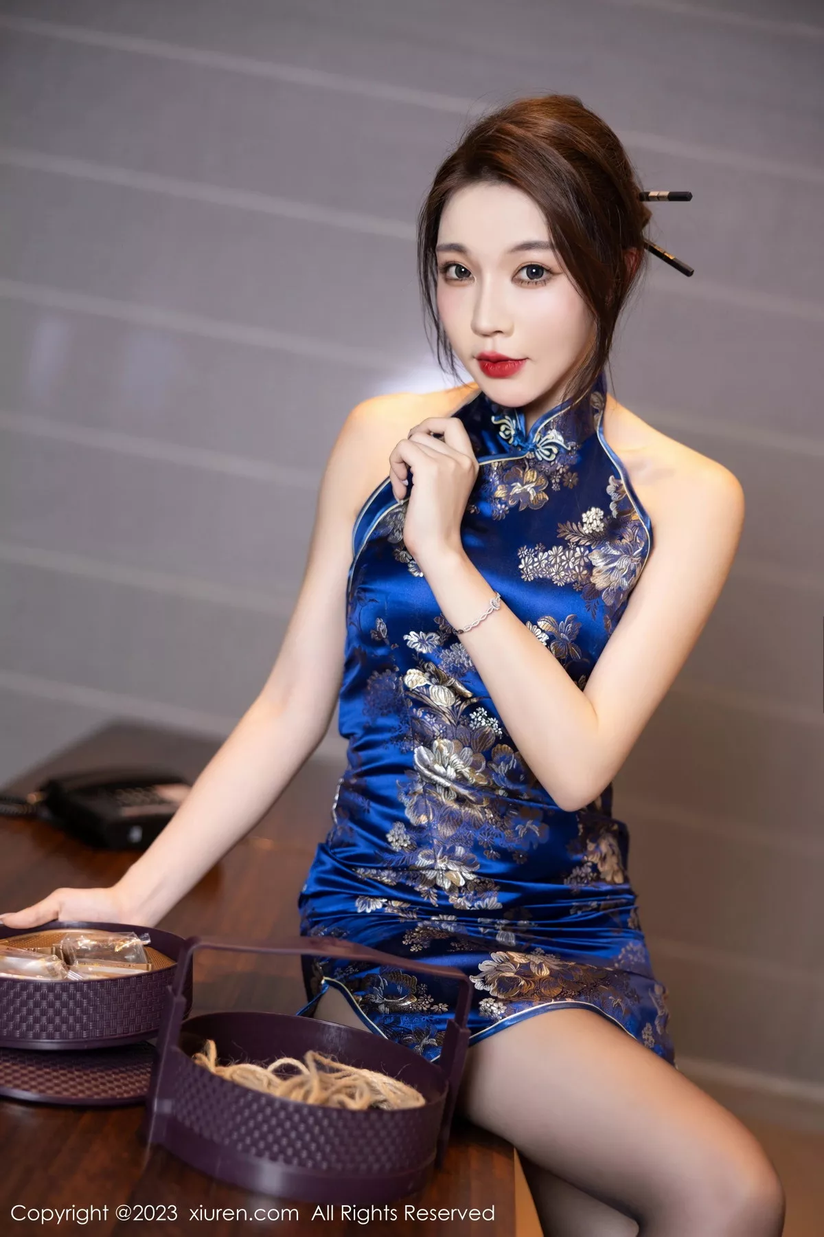 秀人集.com_[XiuRen秀人网]No.7453_女神徐莉芝Booty蓝色旗袍服饰+黑色情趣服秀曼妙身姿诱惑写真91P