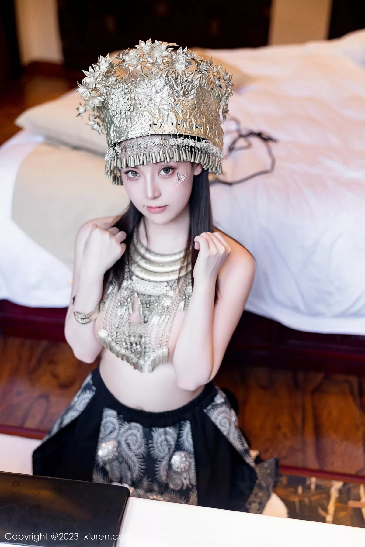 秀人集.com_[XiuRen秀人网]No.7448_模特豆瓣酱户外性感银饰苗族服饰半脱秀丰腴身材完美诱惑写真82P