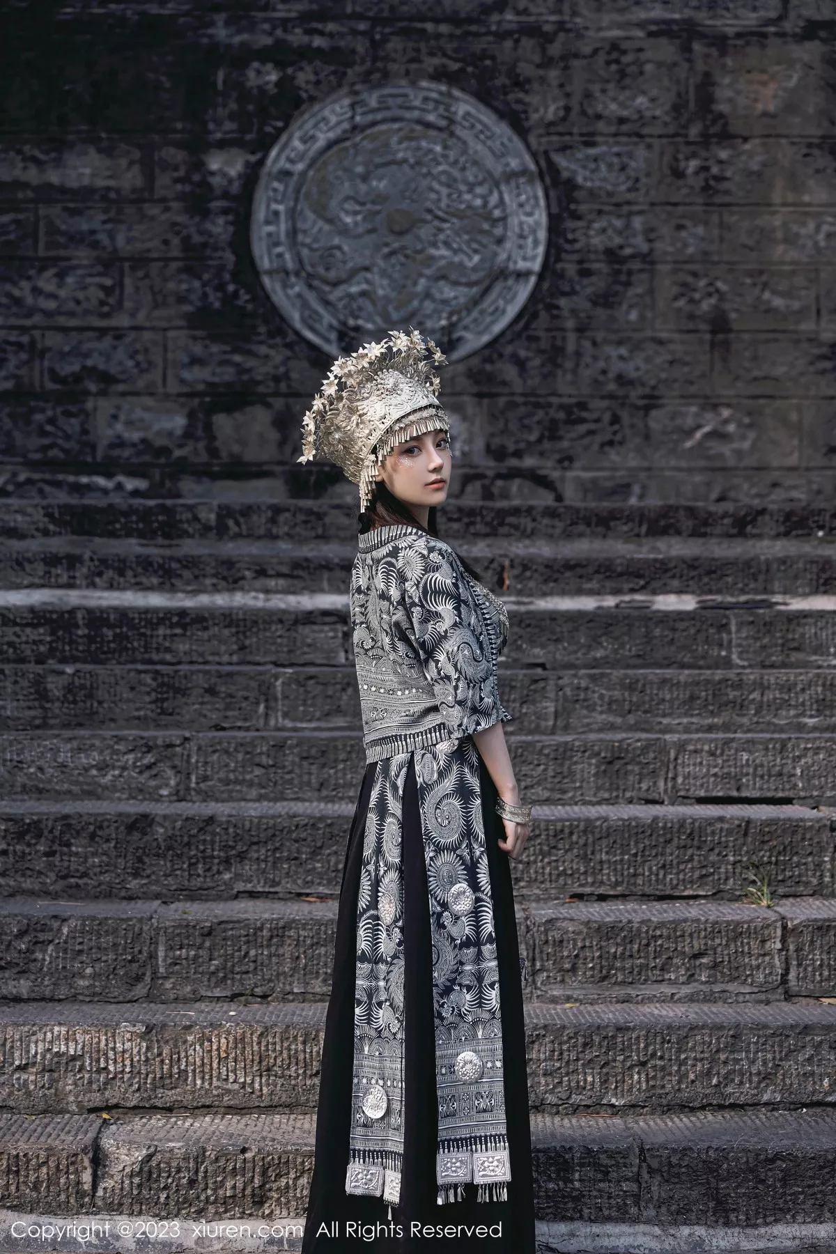 秀人集.com_[XiuRen秀人网]No.7448_模特豆瓣酱户外性感银饰苗族服饰半脱秀丰腴身材完美诱惑写真82P