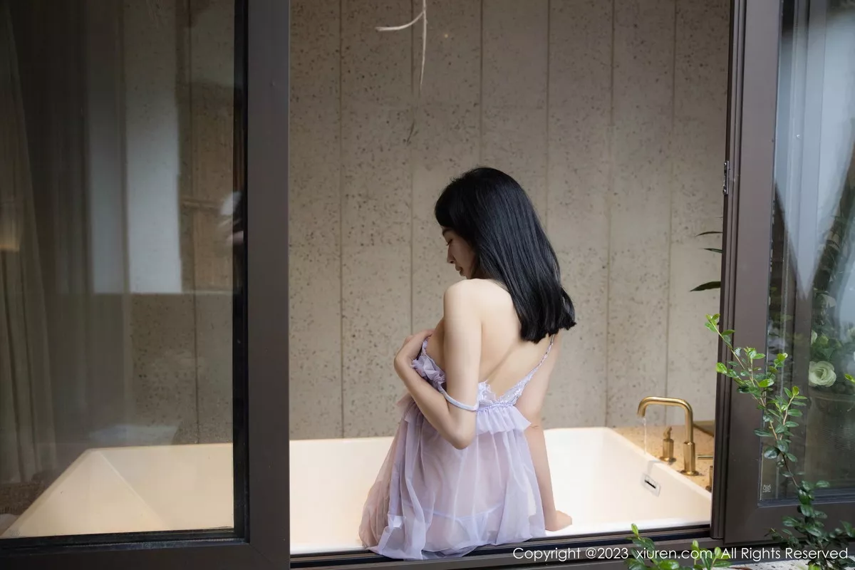 秀人集.com_[XiuRen秀人网]No.7451_模特糖豆sisi浴缸场景性感紫色薄纱睡裙湿身秀惹火身材诱惑写真56P