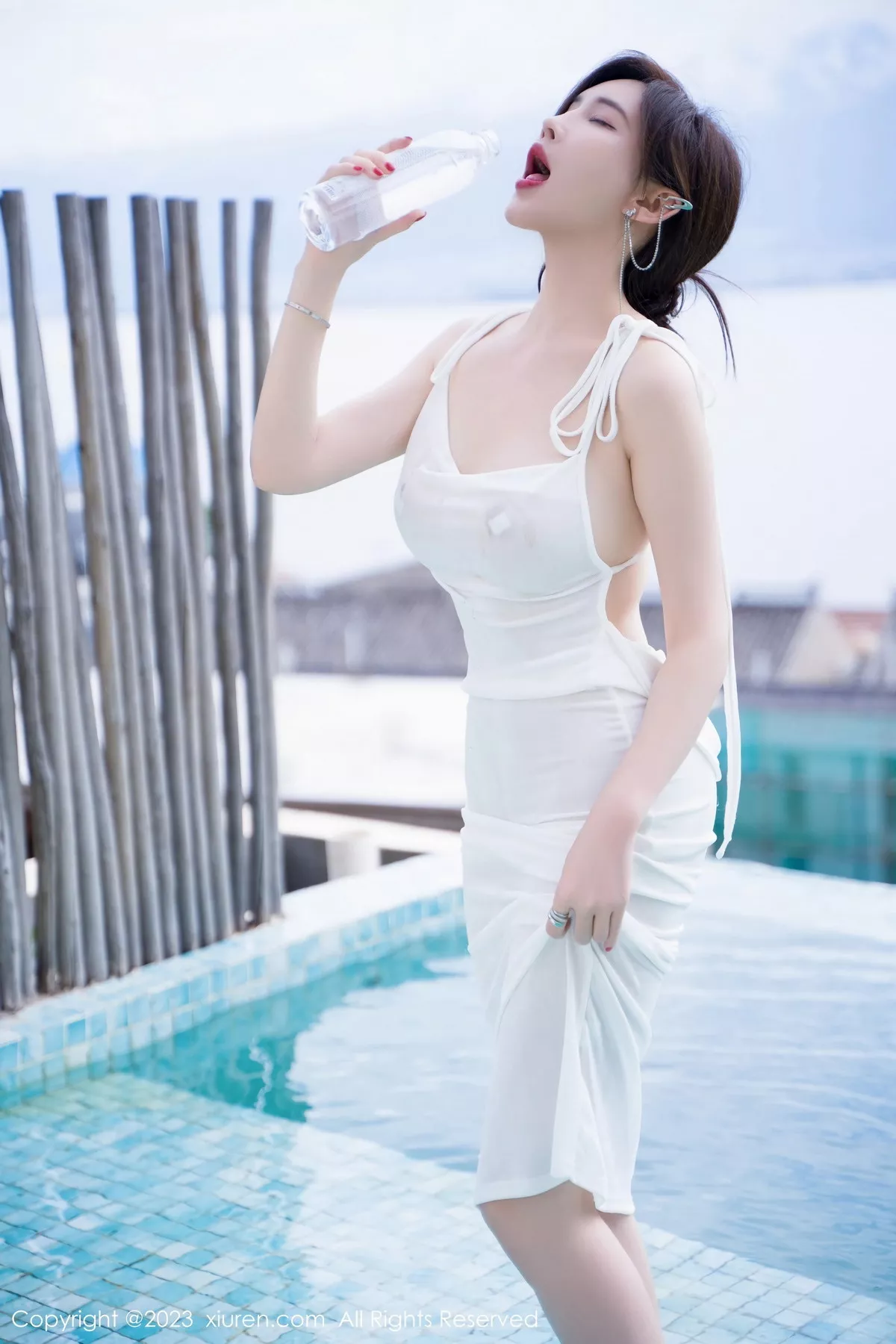 秀人集.com_[XiuRen秀人网]No.7461_女神Carol周妍希泳池性感白色连衣长裙湿身秀丰满身材诱惑写真69P