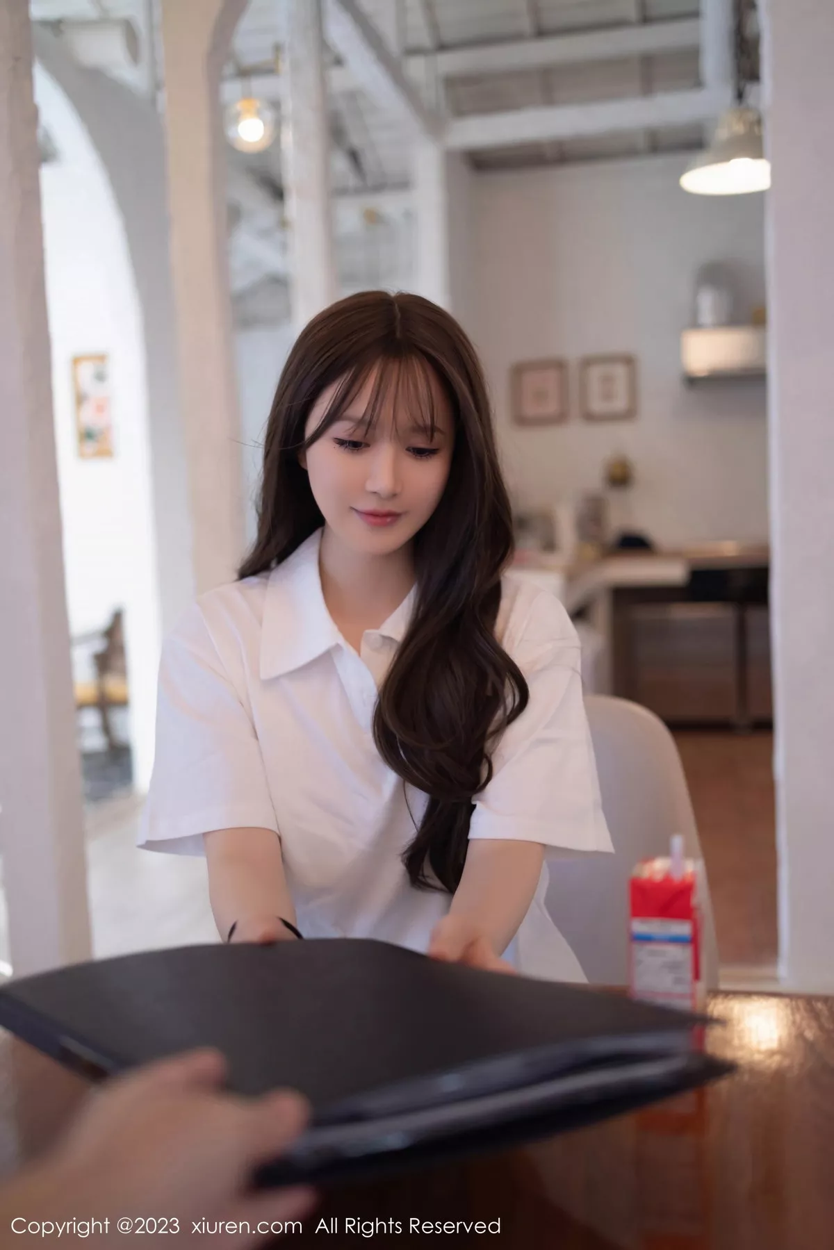 秀人集.com_[XiuRen秀人网]No.7475_模特鱼子酱Fish性感白T配灰短裙露黑丝吊袜秀曼妙身姿诱惑写真85P